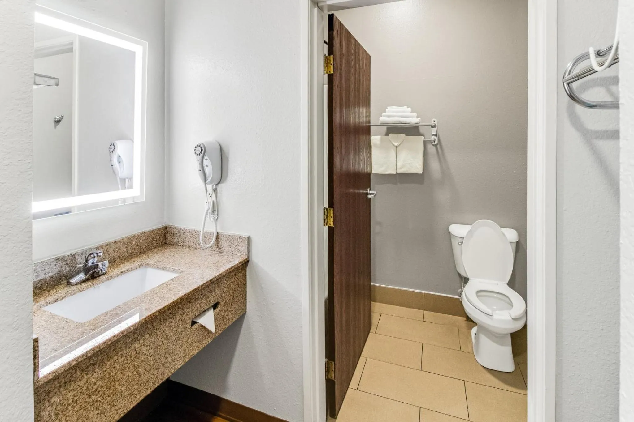 Bathroom in Red Roof Inn Springfield, OH