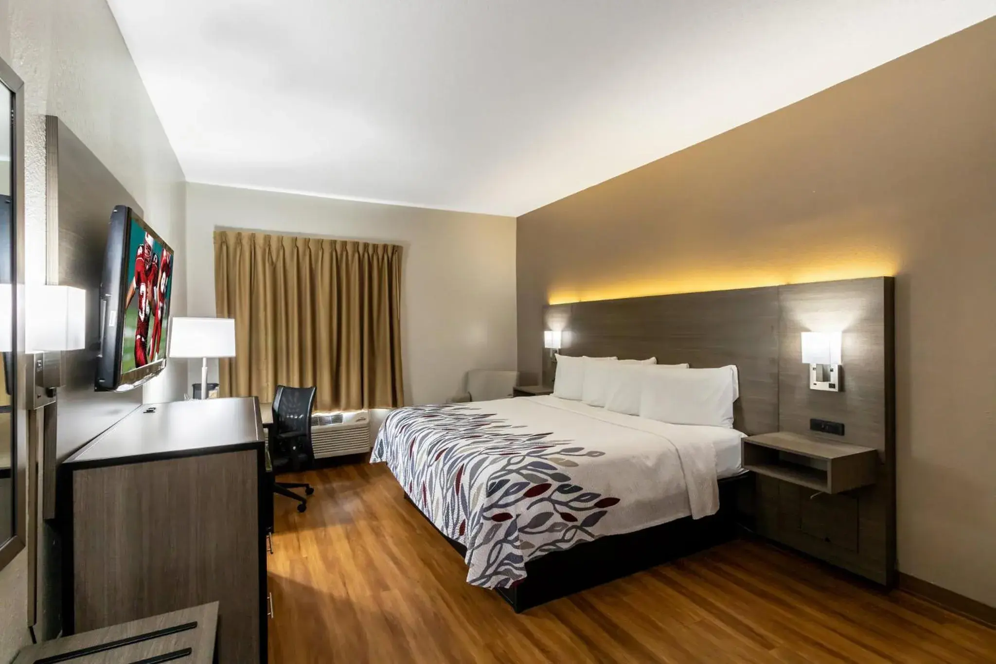 Superior King Room Non-Smoking in Red Roof Inn Springfield, OH Superior King Room Non-Smoking in Red Roof Inn Springfield, OH