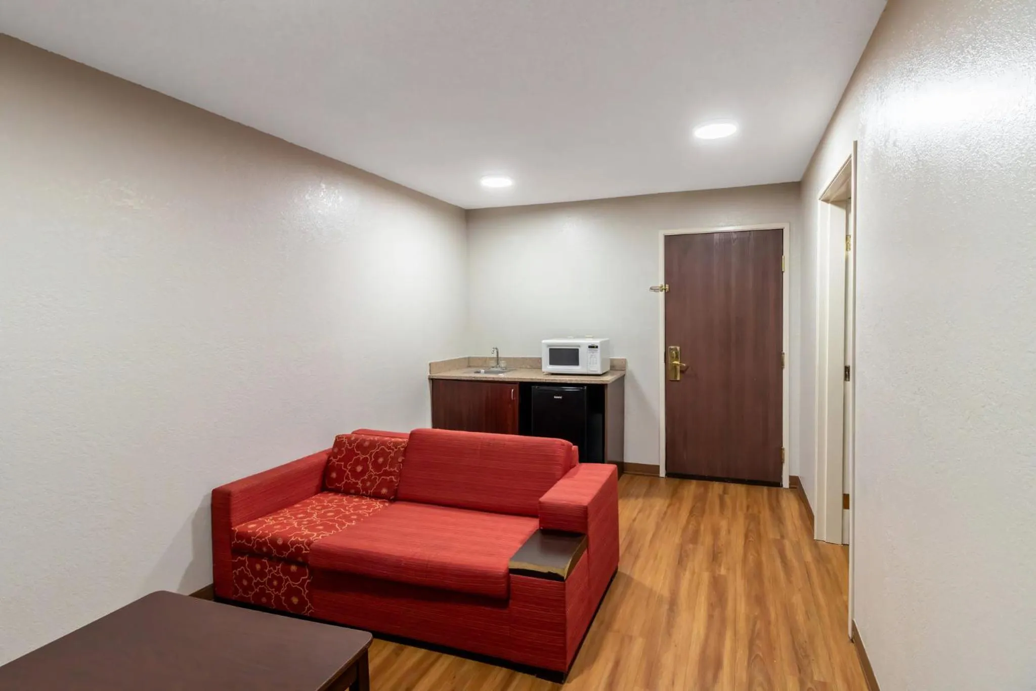 Photo of the whole room in Red Roof Inn Springfield, OH