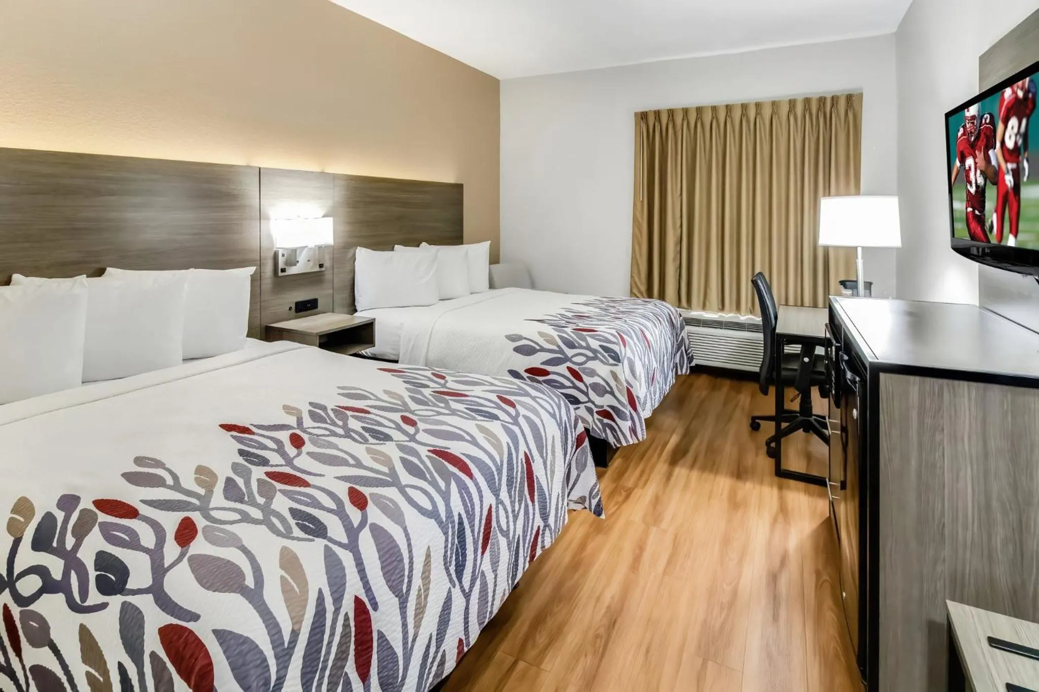 Photo of the whole room, Bed in Red Roof Inn Springfield, OH