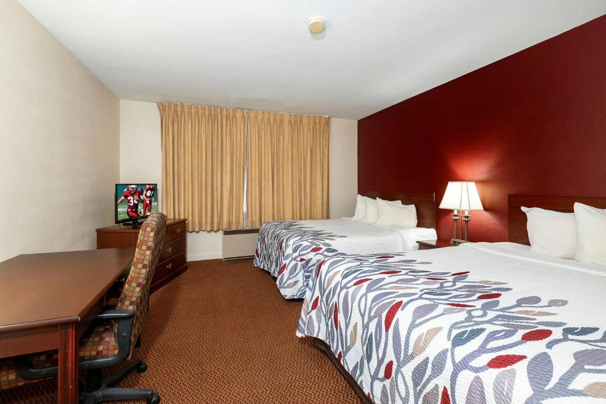 Photo of the whole room, Bed in Red Roof Inn & Suites Hazleton