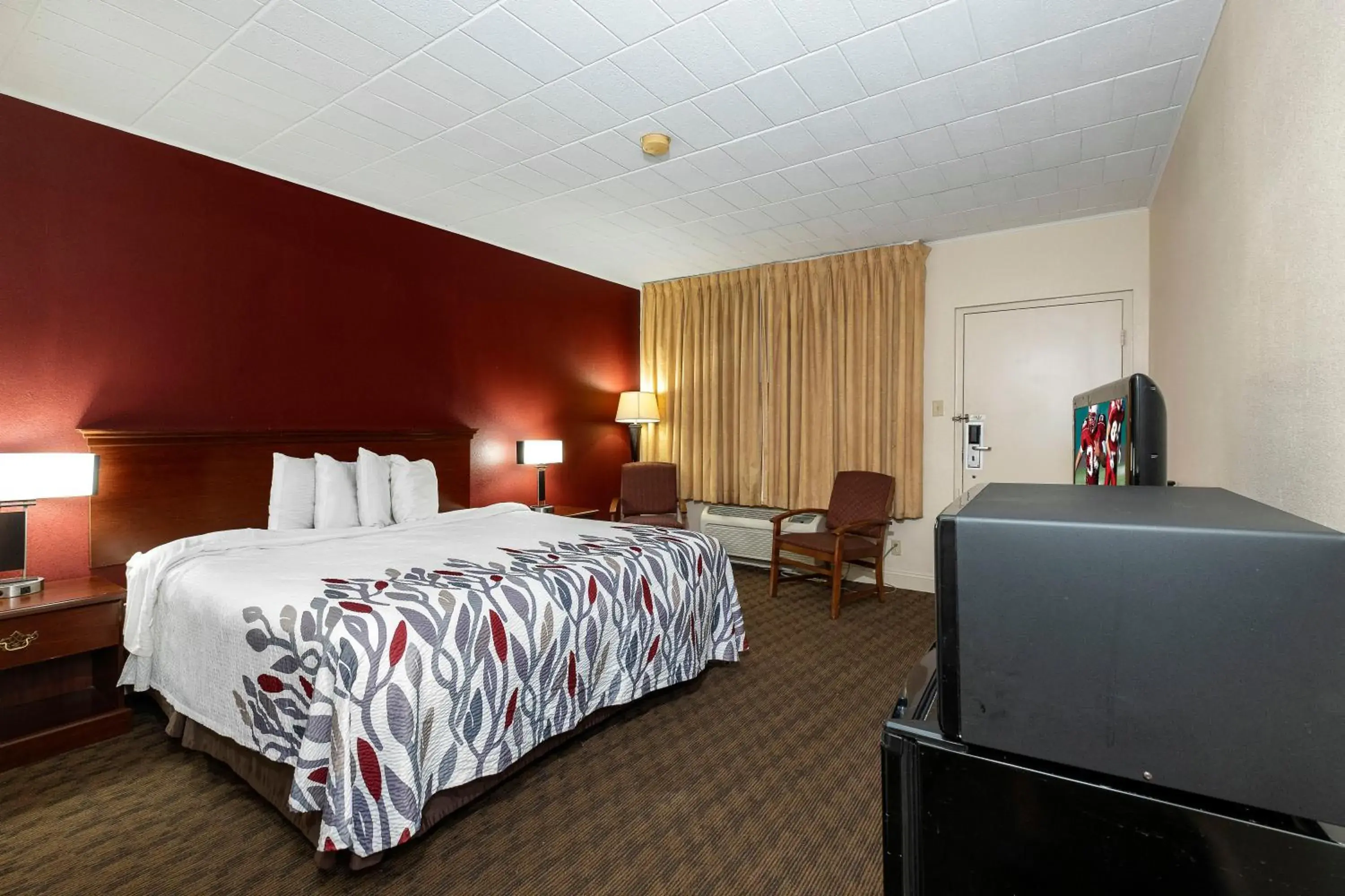 Superior King Room Non-Smoking in Red Roof Inn & Suites Hazleton Superior King Room Non-Smoking in Red Roof Inn & Suites Hazleton