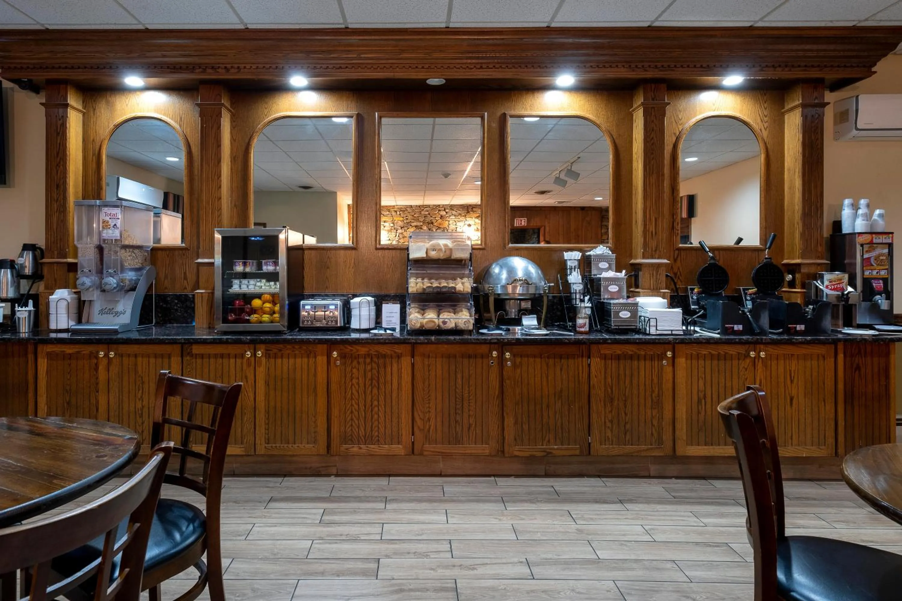 Breakfast in Red Roof Inn & Suites Hazleton