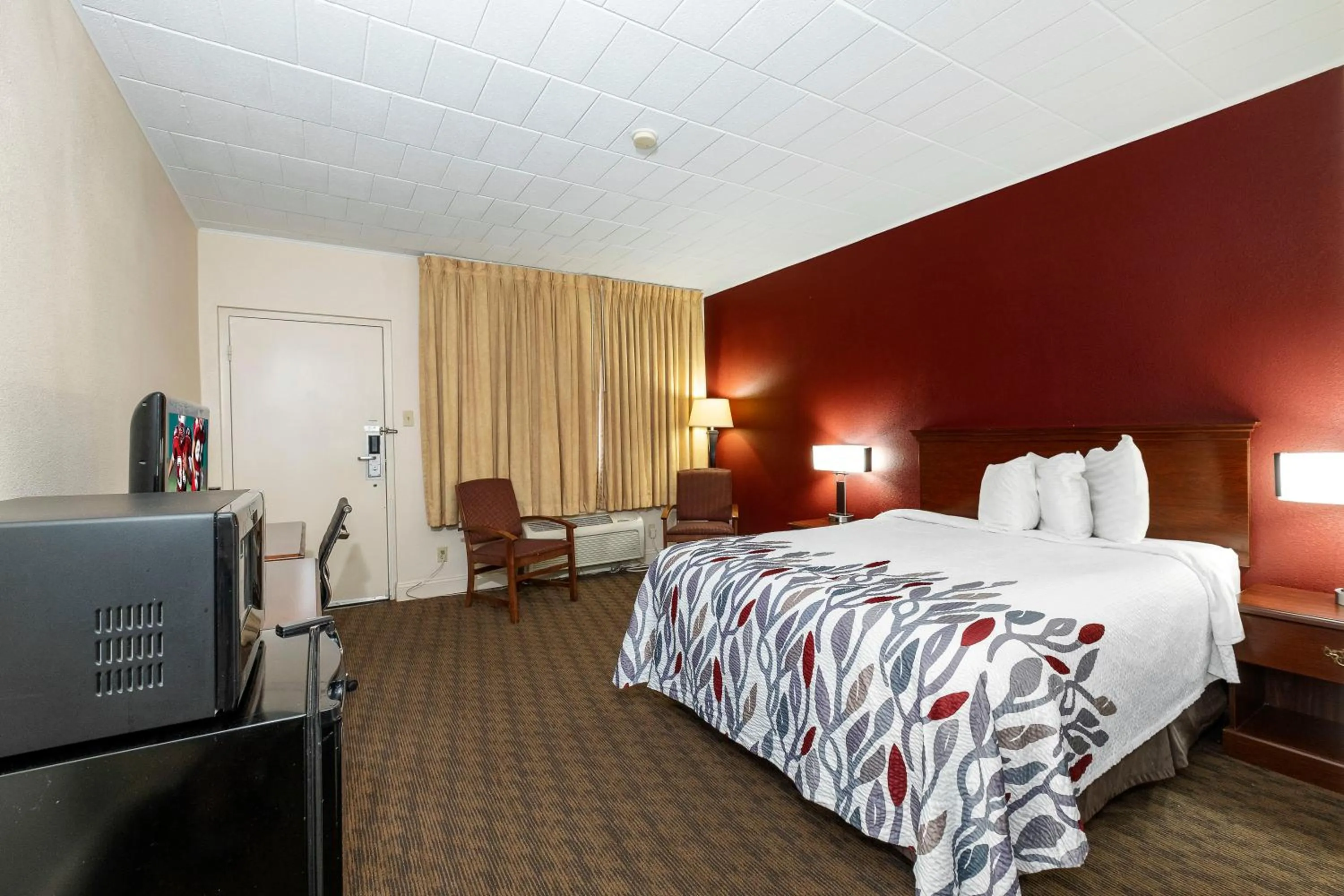 Bedroom, Bed in Red Roof Inn & Suites Hazleton