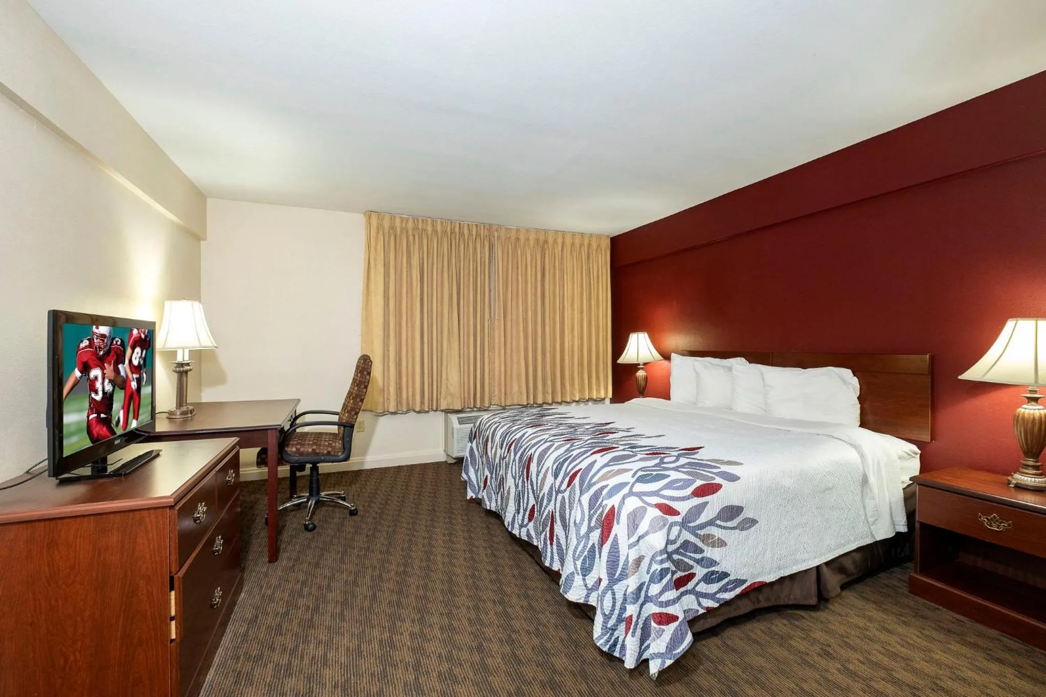 Photo of the whole room, Bed in Red Roof Inn & Suites Hazleton