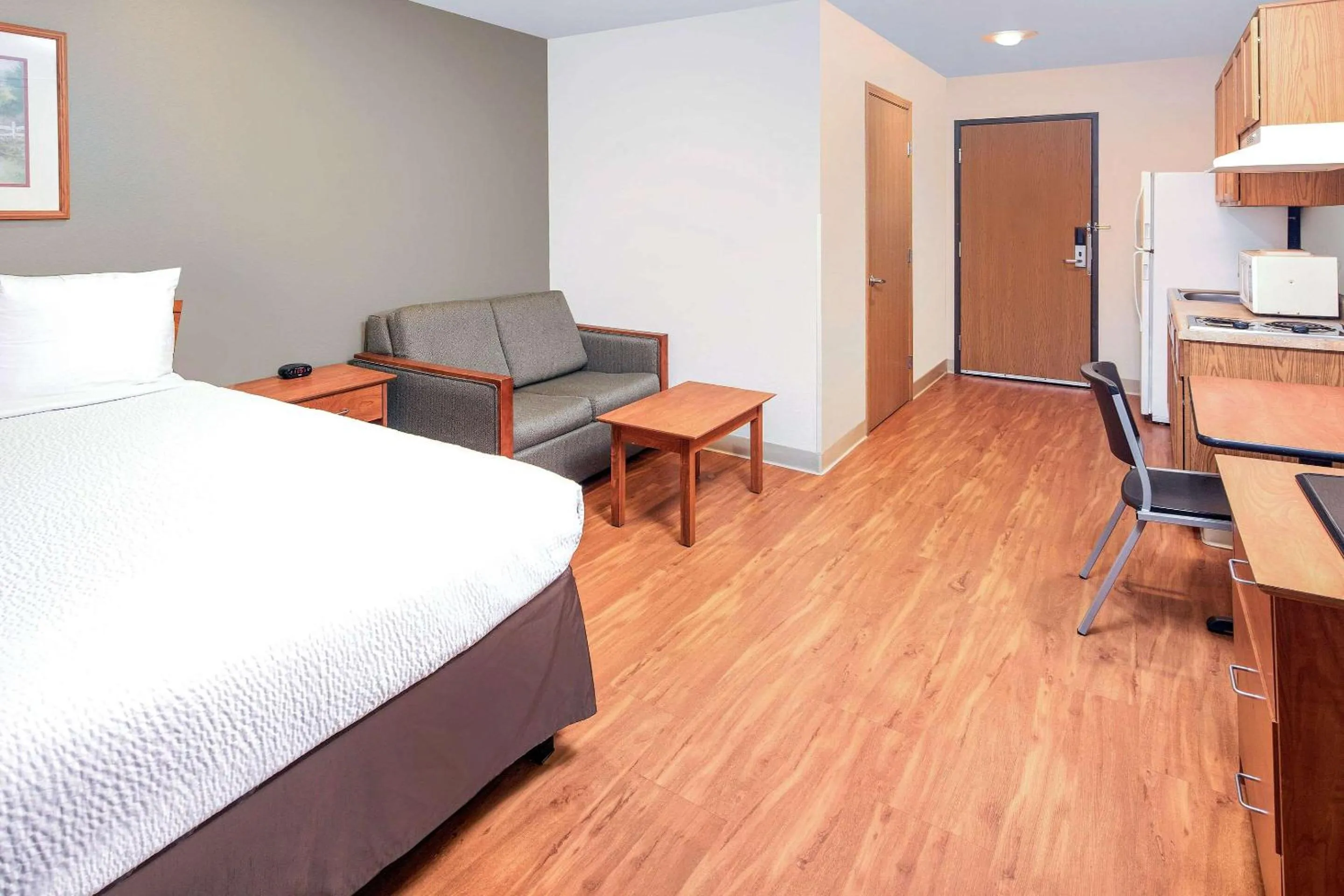 Photo of the whole room, Bed in WoodSpring Suites Columbus NE I-270 Airport