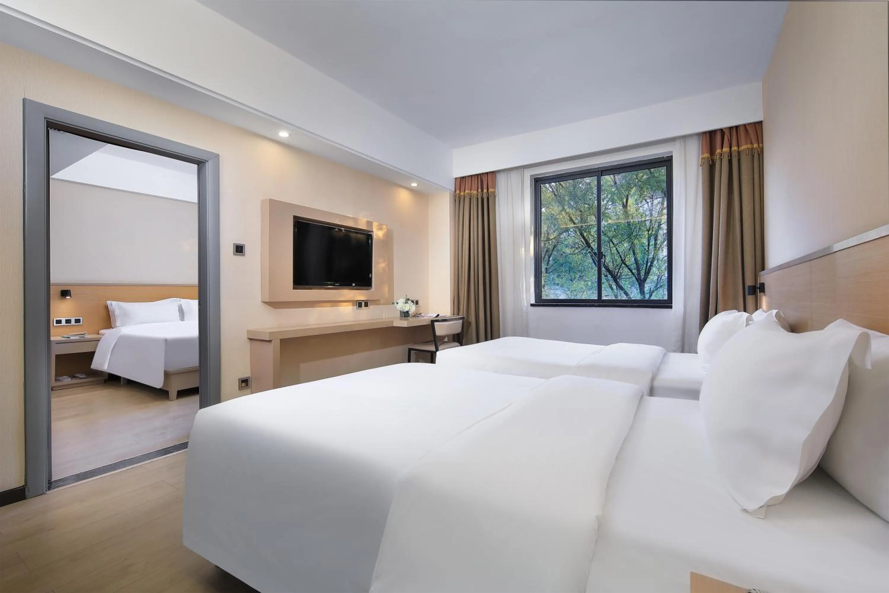 Photo of the whole room, Bed in Wing Hotel Guilin- Pedestrian Street