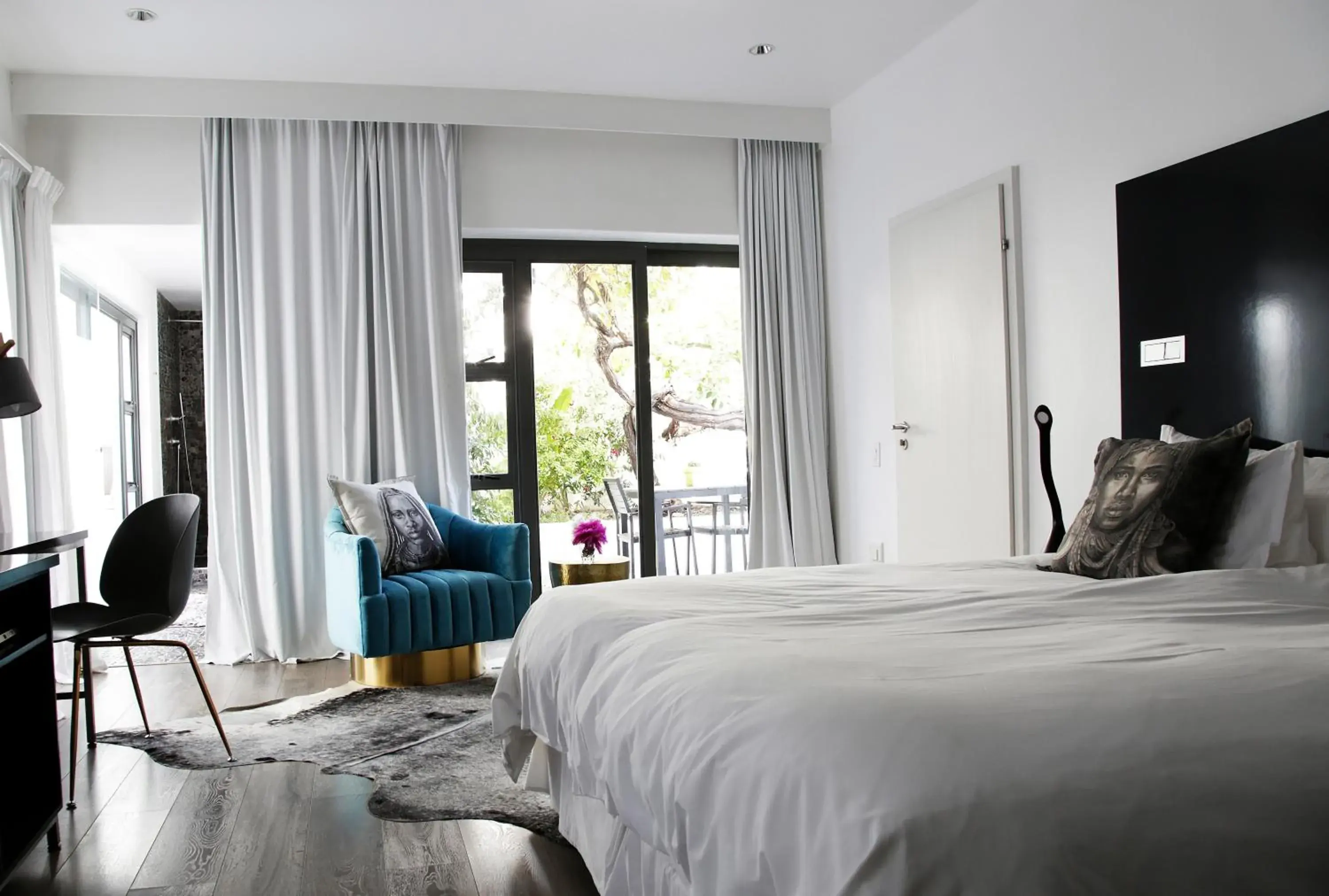 Large Deluxe Double Room with Patio in DysArt Boutique Hotel - Solar Power Large Deluxe Double Room with Patio in DysArt Boutique Hotel - Solar Power