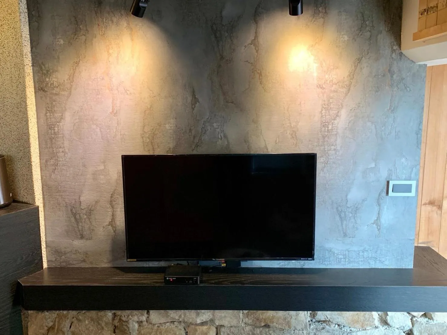 TV and multimedia in Something Easy Inn