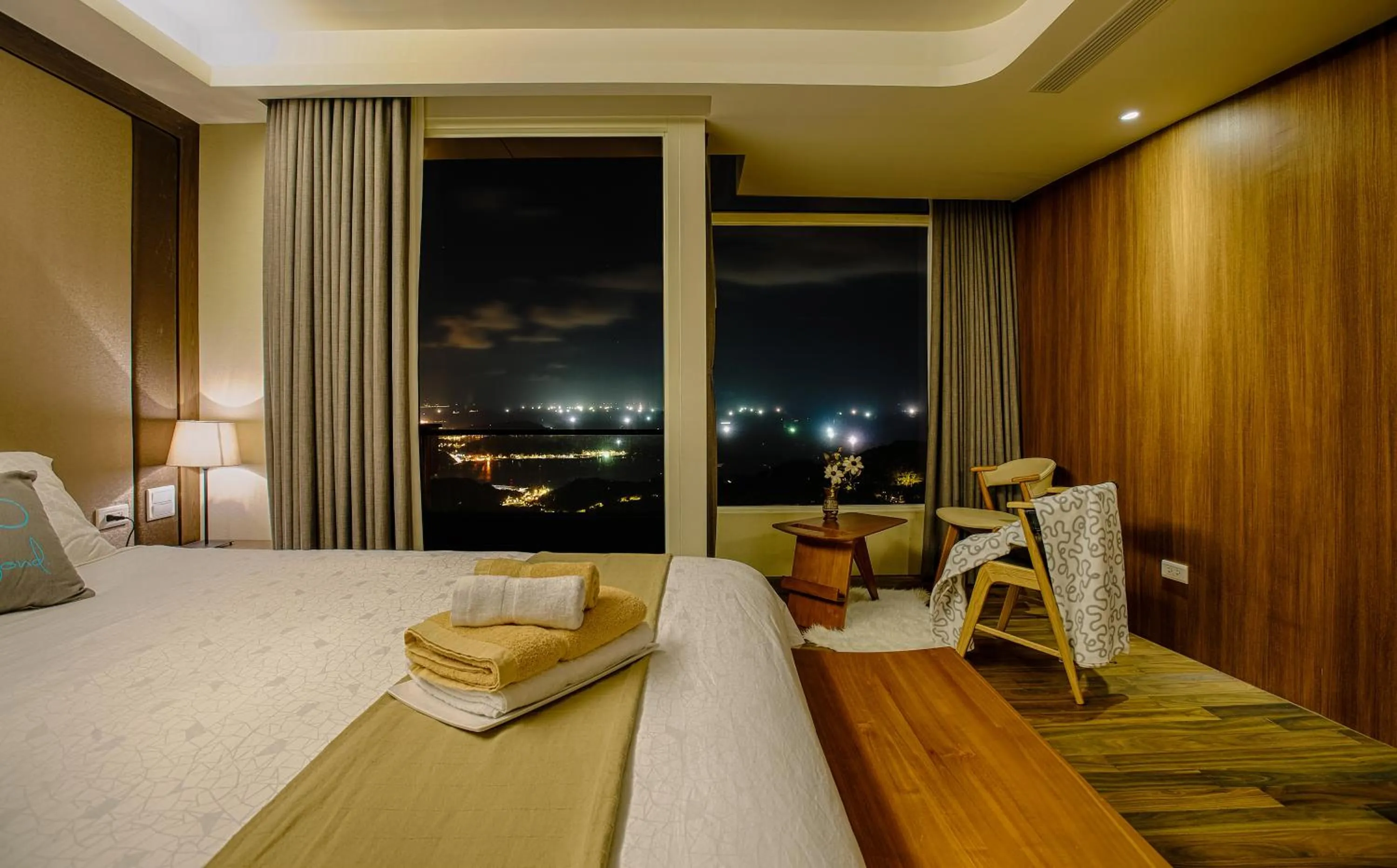 Mountain view, Bed in Something Easy Inn