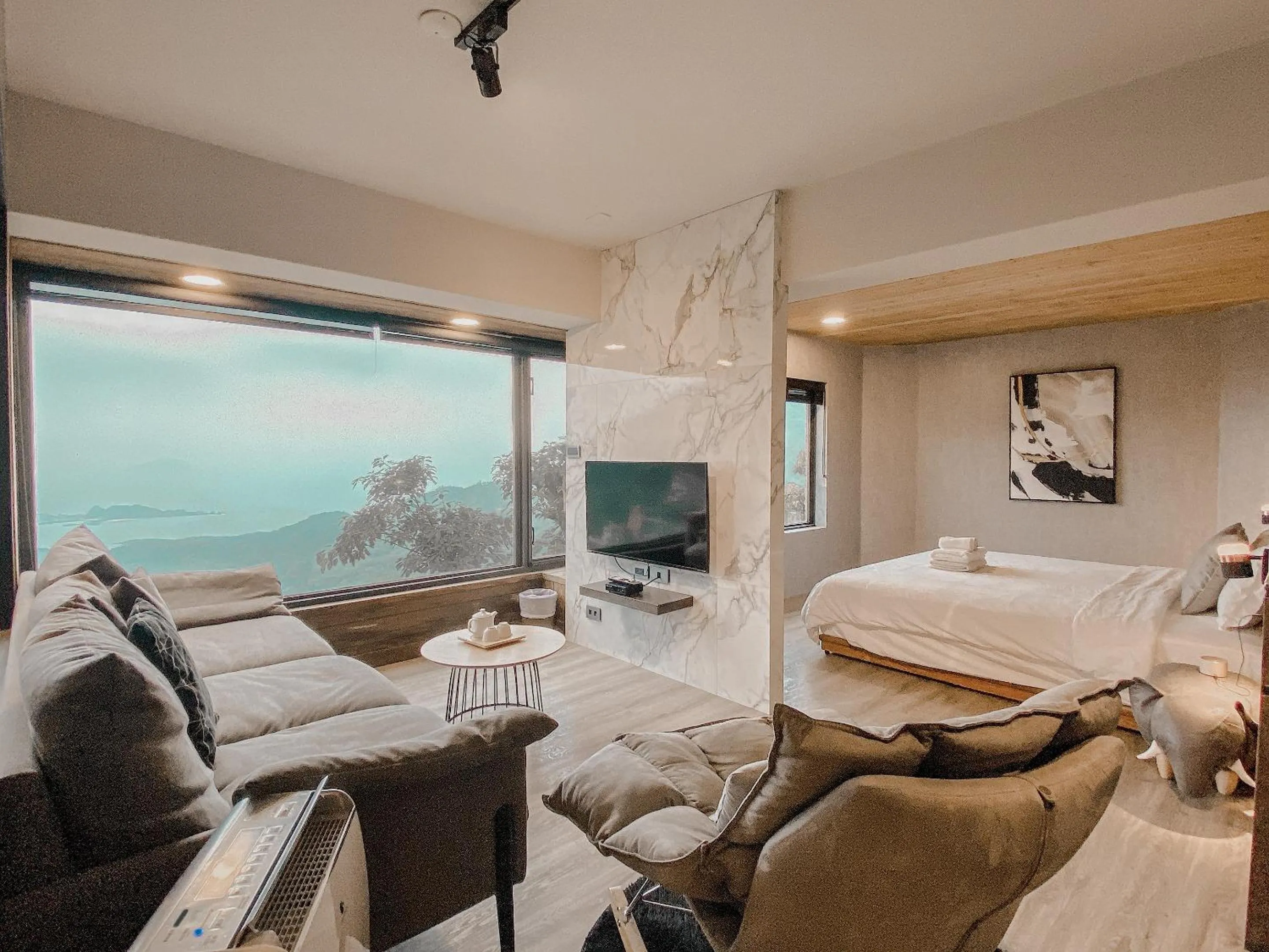 TV and multimedia in Something Easy Inn