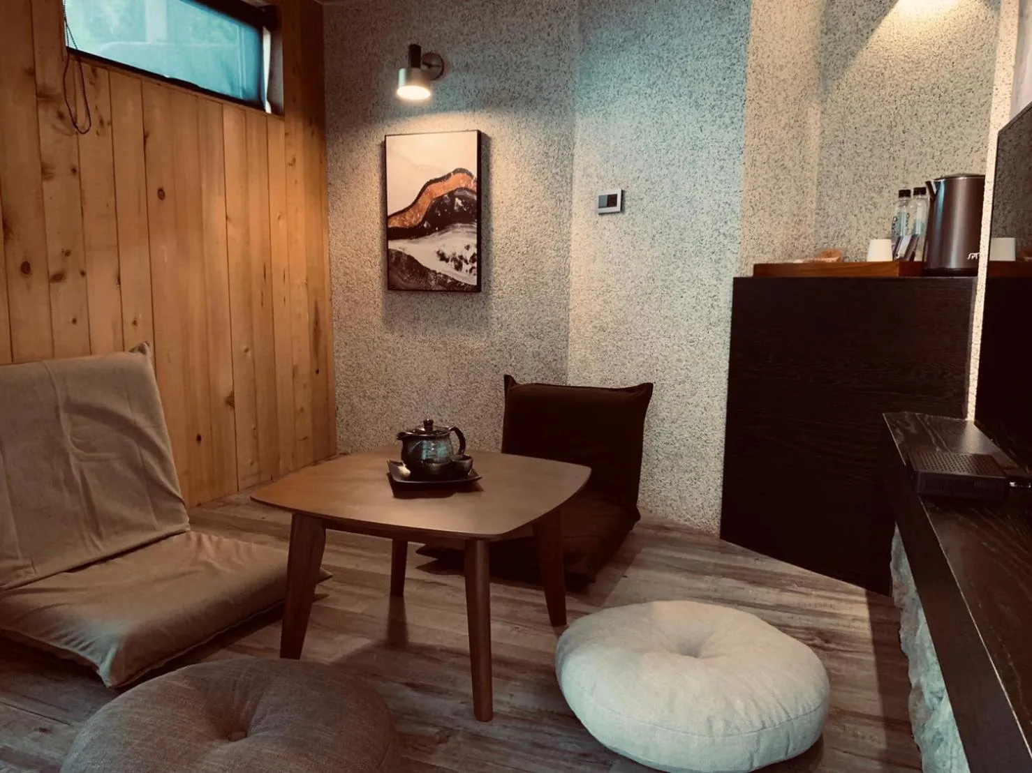 TV and multimedia in Something Easy Inn