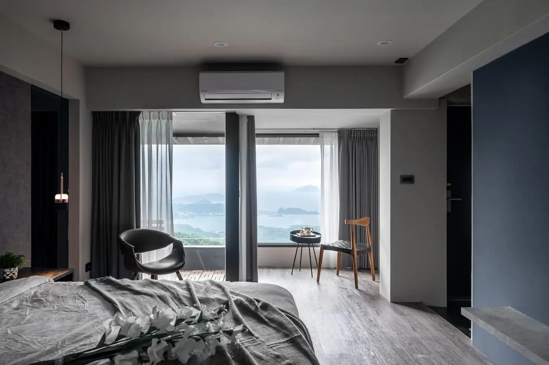 Queen Room with Balcony in Something Easy Inn Queen Room with Balcony in Something Easy Inn