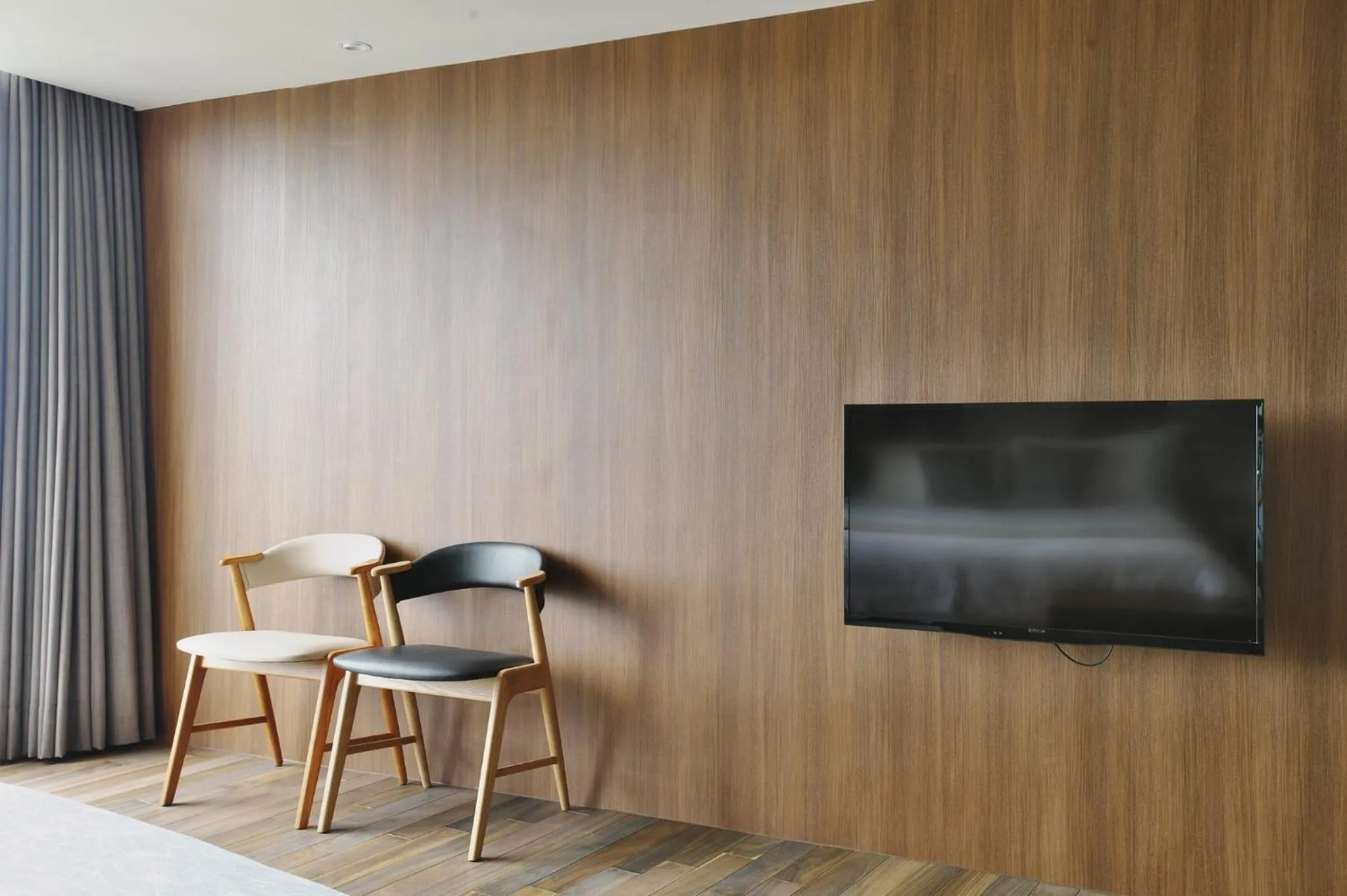 TV and multimedia in Something Easy Inn