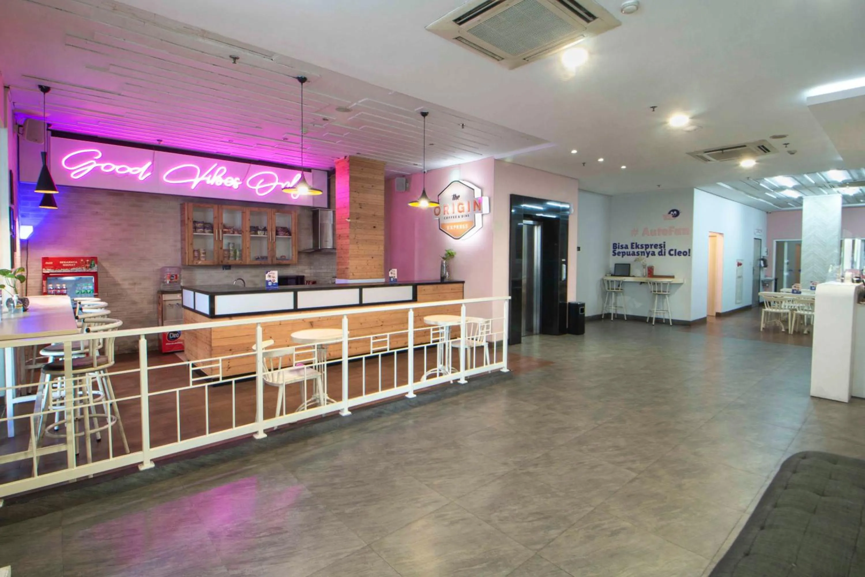 Restaurant/places to eat in Cleo Hotel Tunjungan