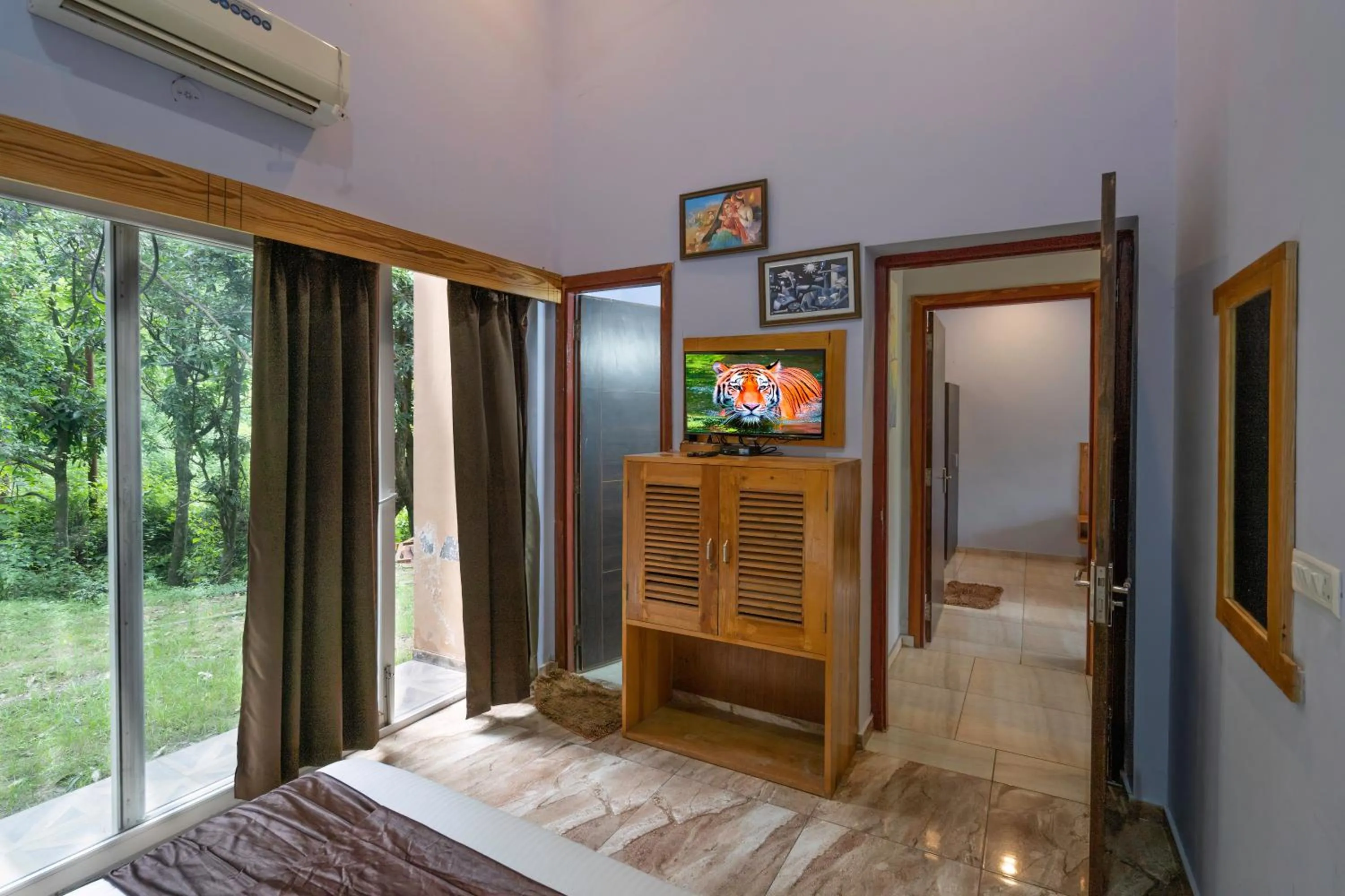 Communal lounge/ TV room, Bed in LaTigre Resort