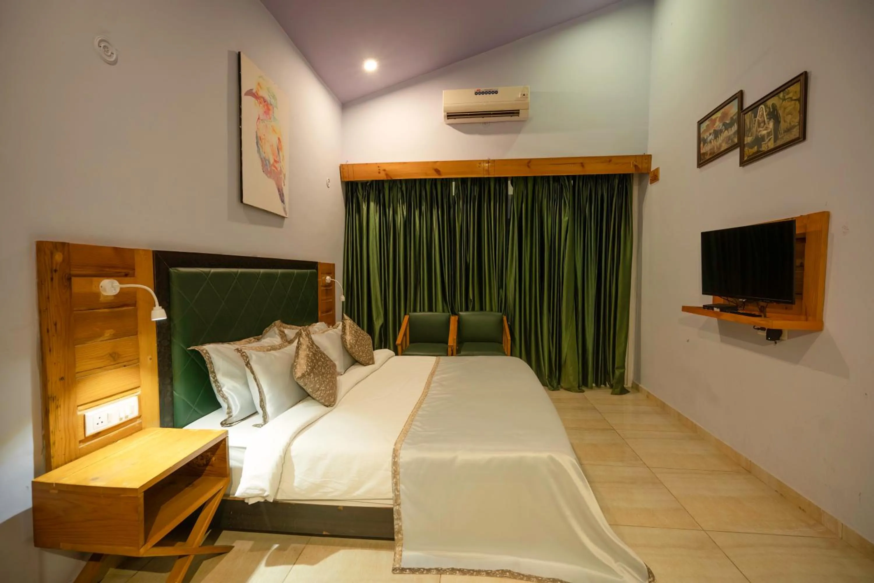 Communal lounge/ TV room, Bed in LaTigre Resort