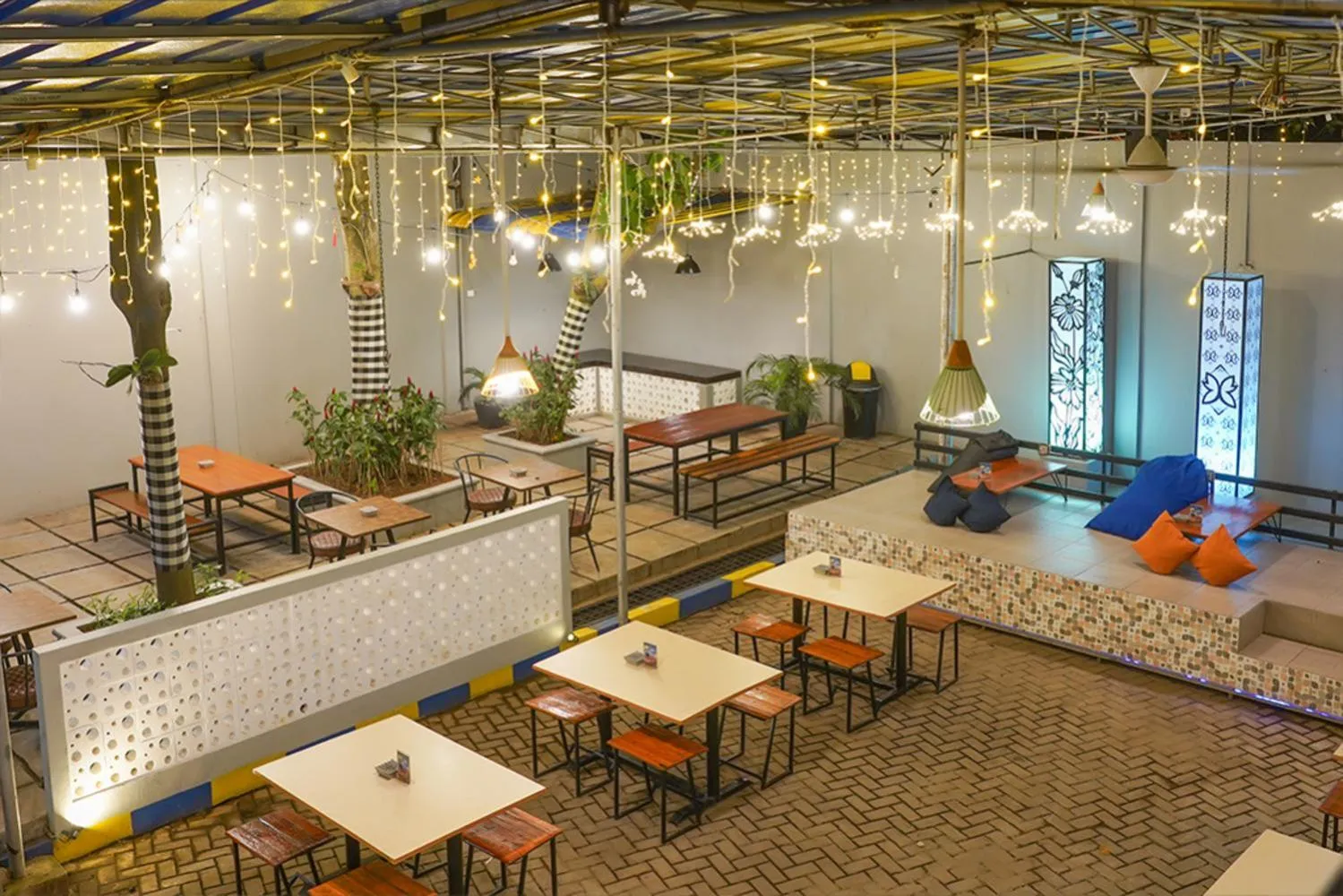 Restaurant/places to eat in BATIQA Hotel Palembang