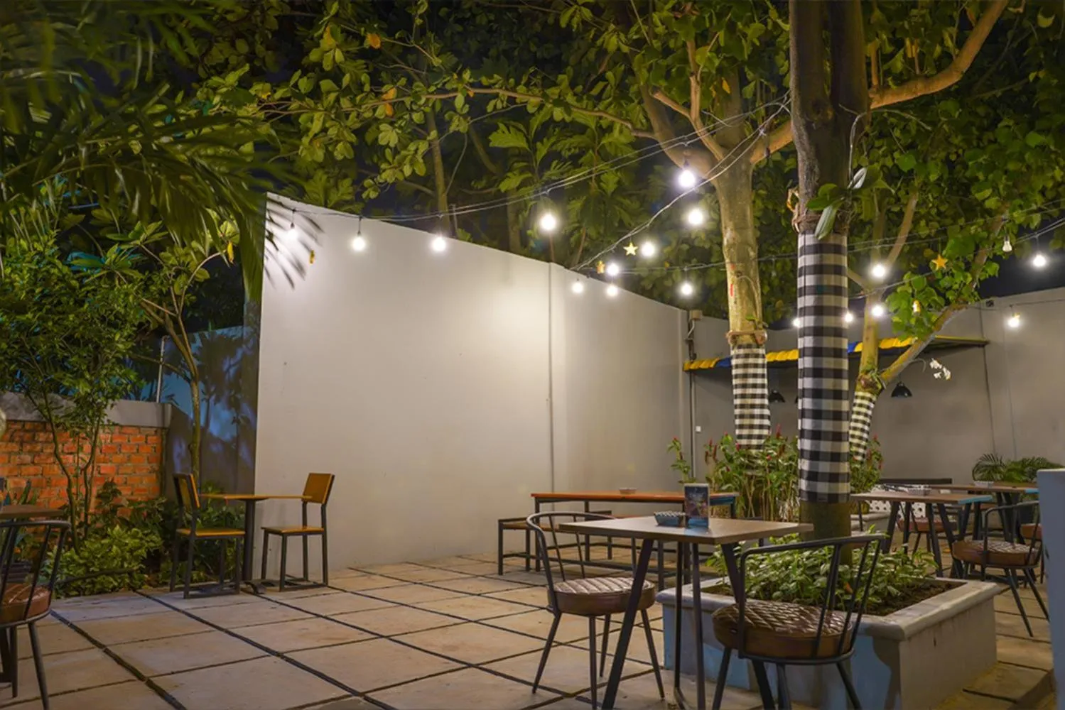 Restaurant/places to eat in BATIQA Hotel Palembang