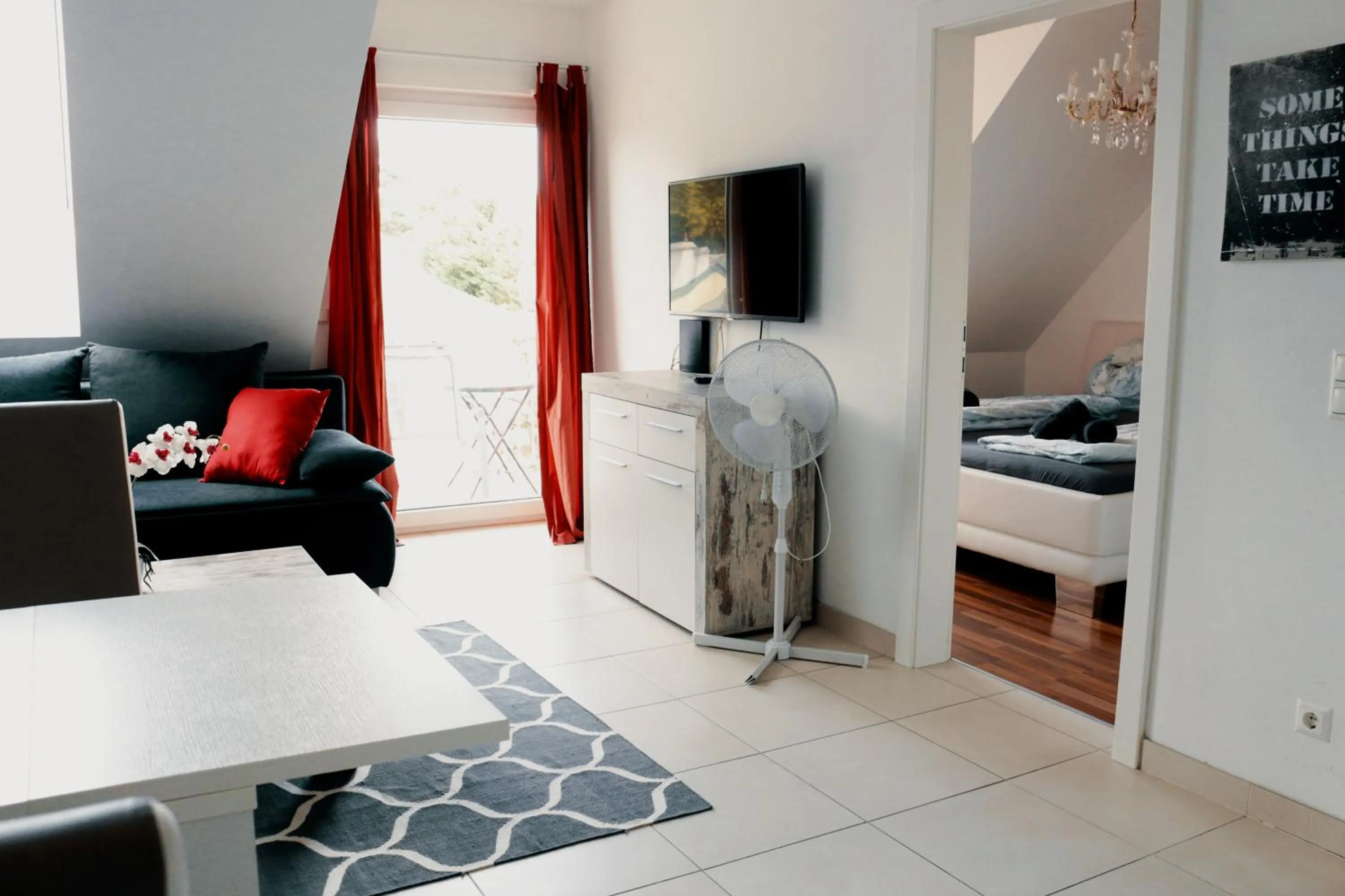 Communal lounge/ TV room, Bed in Vienna Airport Residences