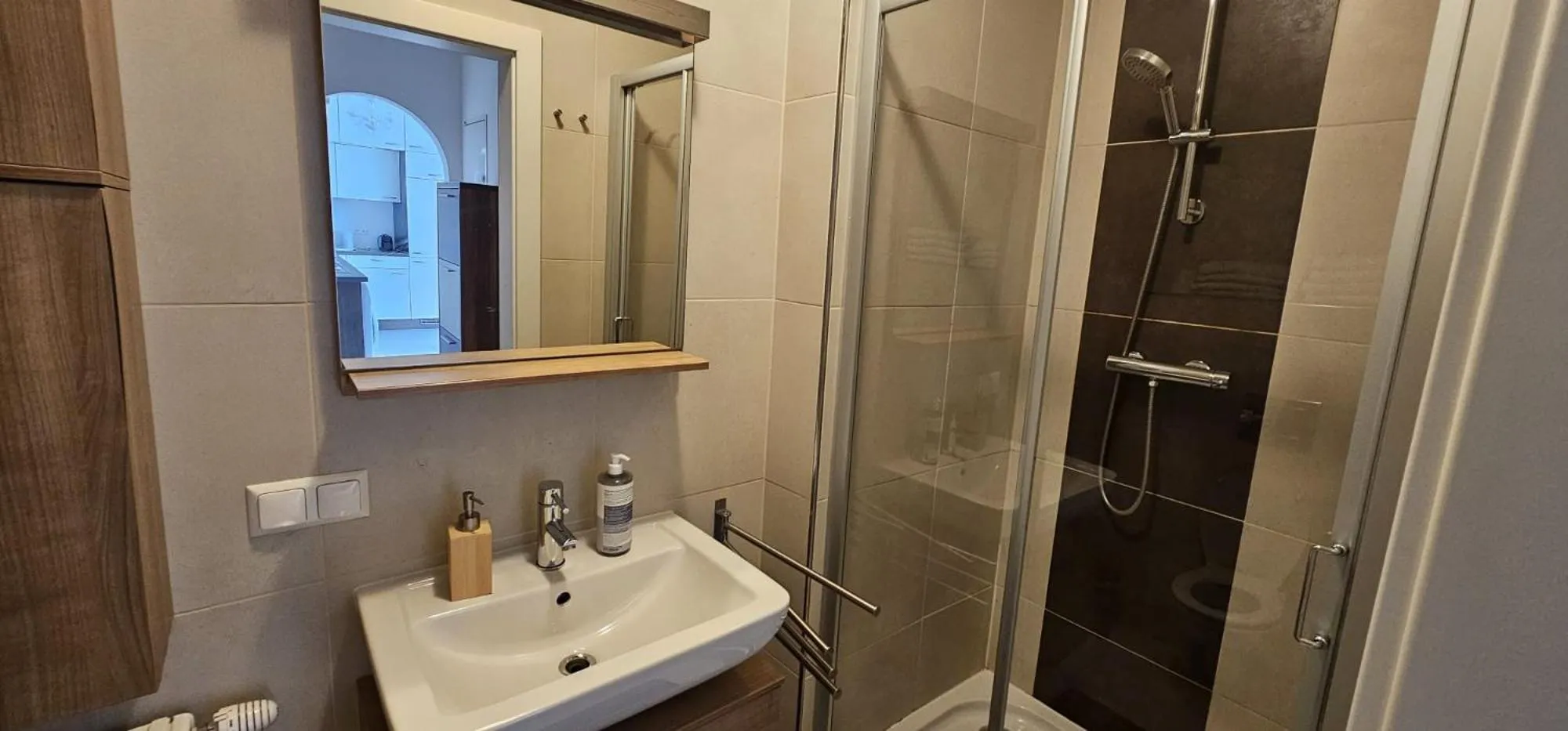 Shower in Vienna Airport Residences