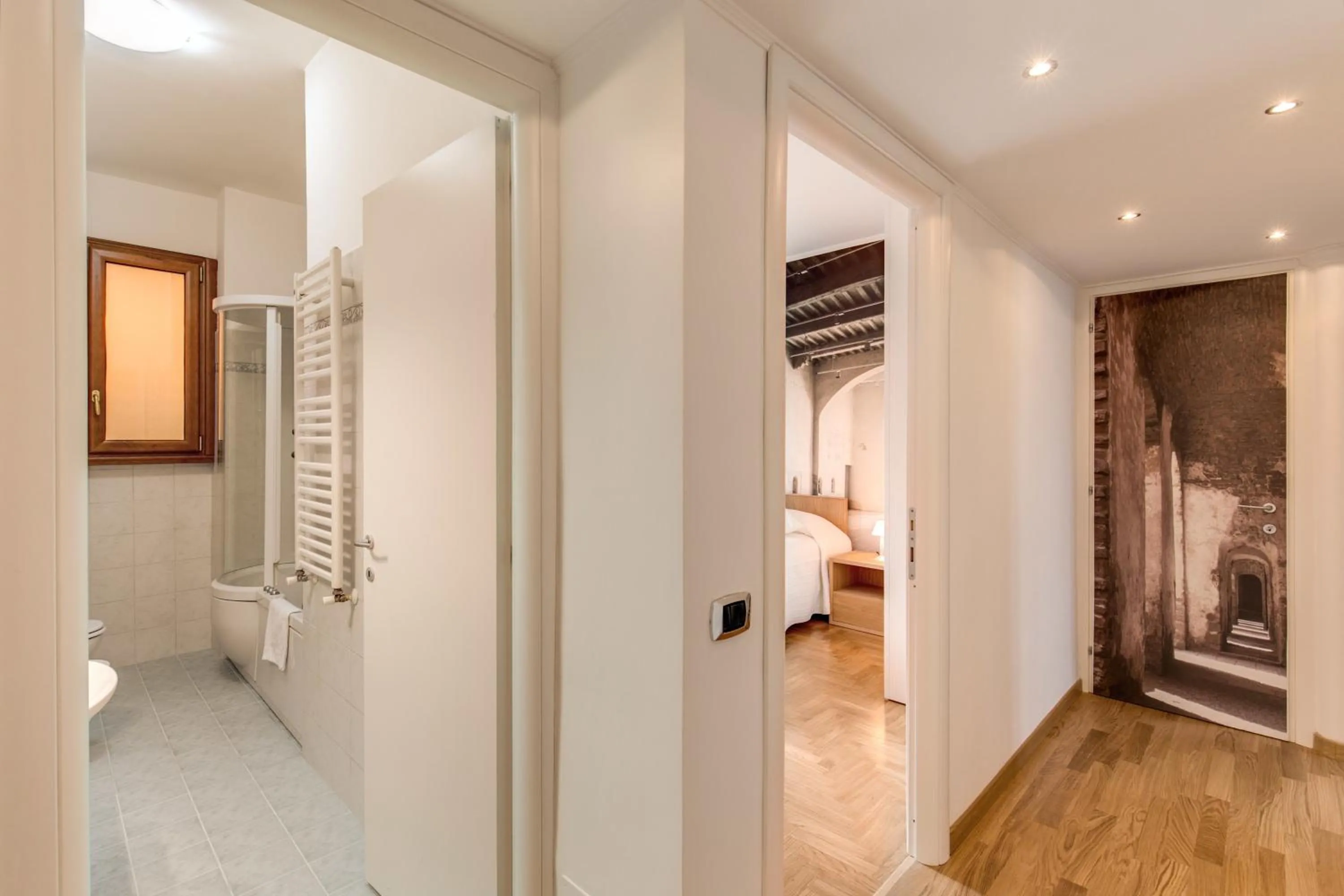 Decorative detail, Bed in M&L Apartment - Caracalla Holiday