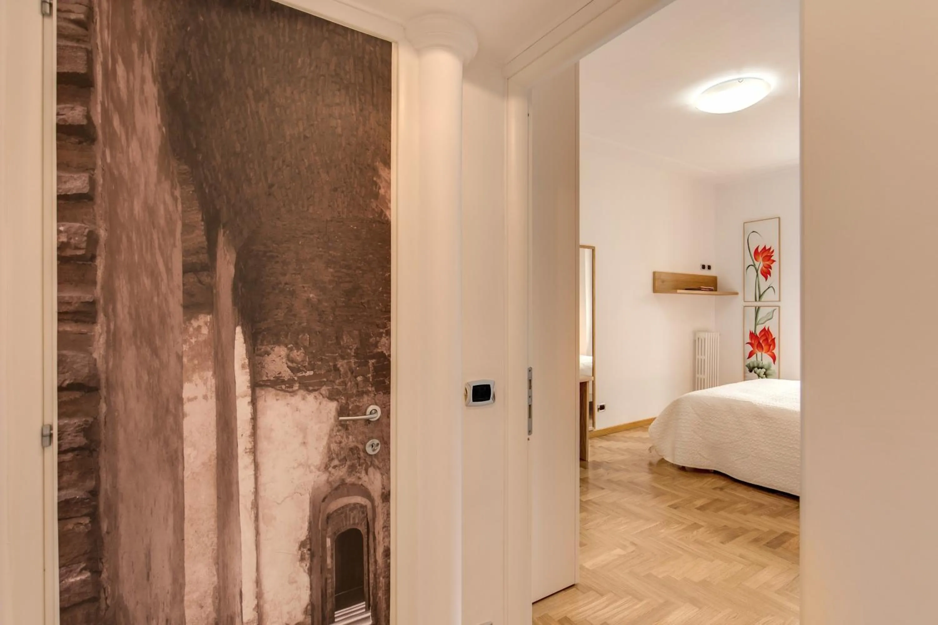 Decorative detail, Bed in M&L Apartment - Caracalla Holiday