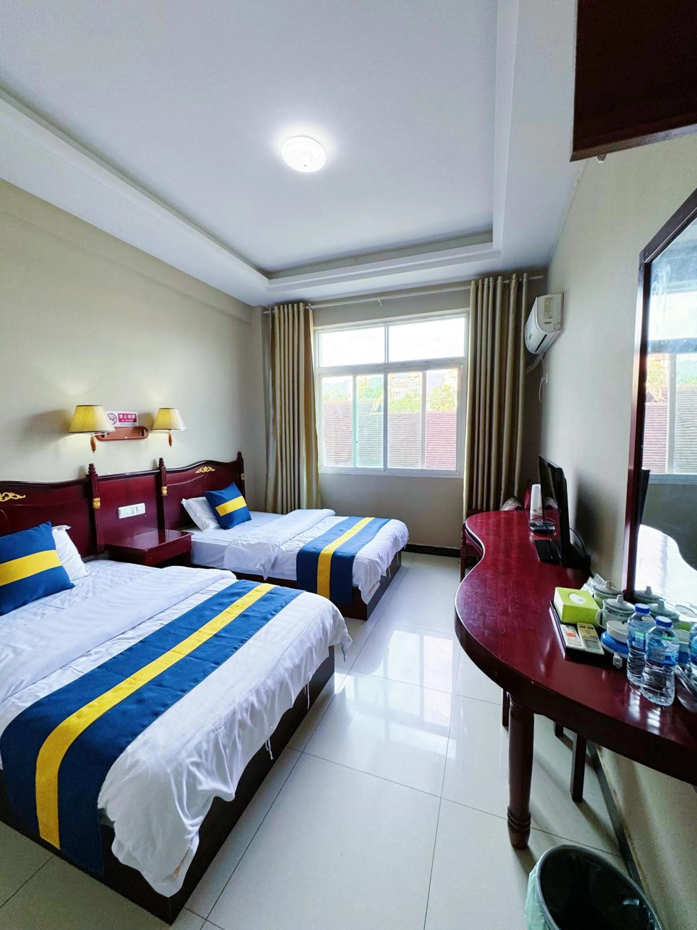 Photo of the whole room, Bed in XiShuangBanNa International Aerial Garden South of Mekong River Business Hotel 傣江南商务酒店