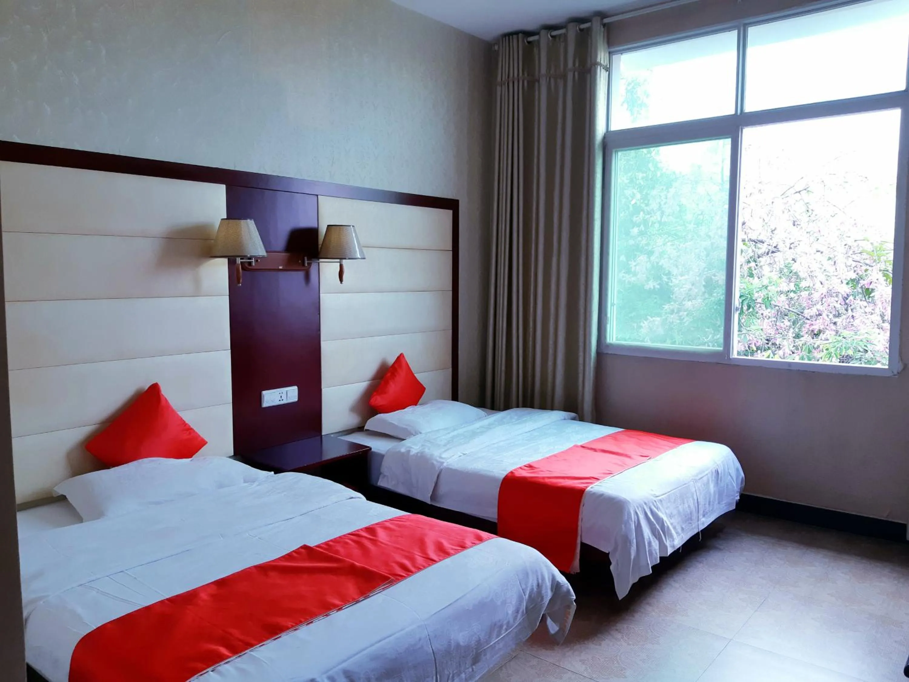 Bed in XiShuangBanNa International Aerial Garden South of Mekong River Business Hotel 傣江南商务酒店