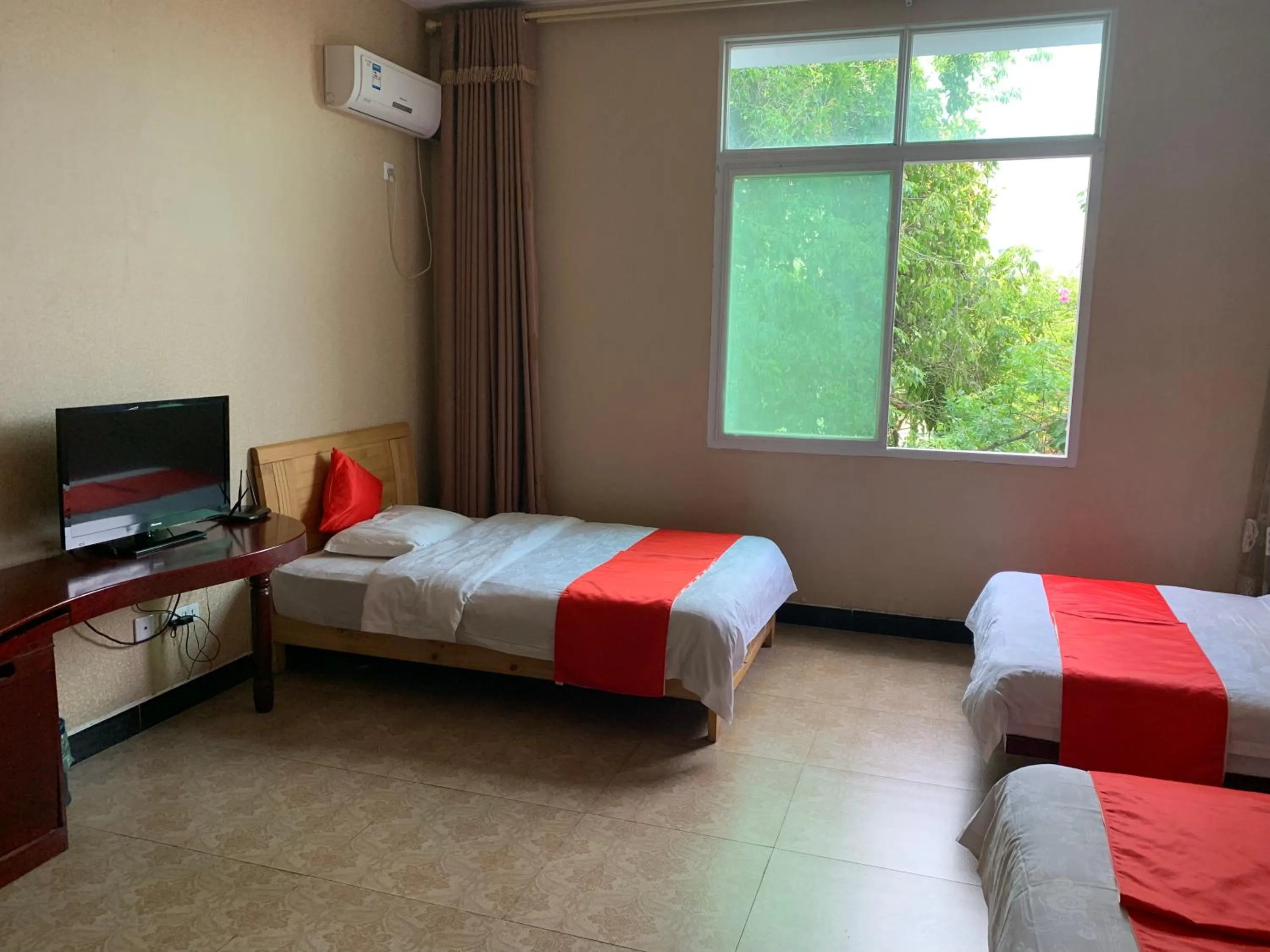 Bed in XiShuangBanNa International Aerial Garden South of Mekong River Business Hotel 傣江南商务酒店