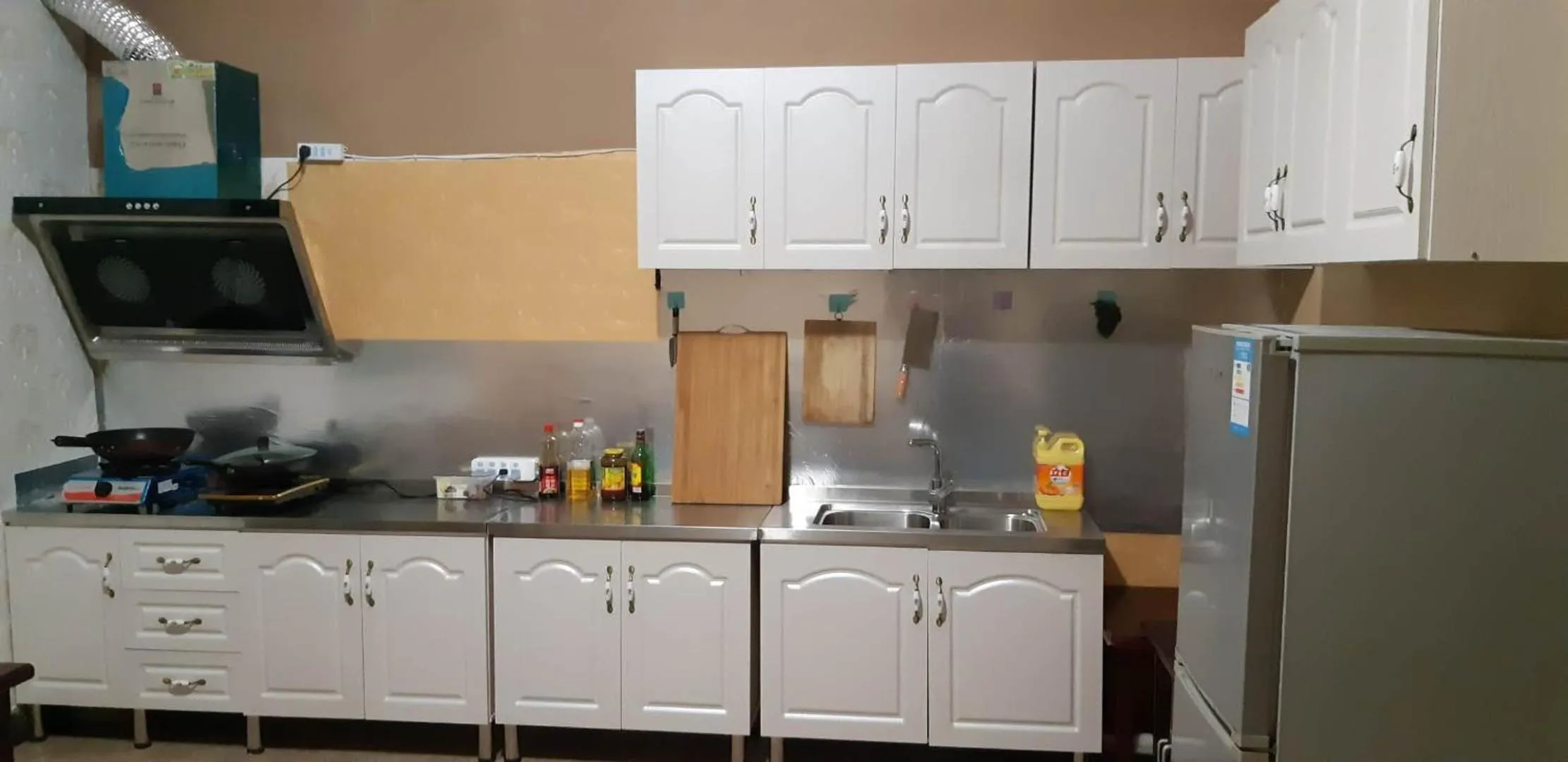 Kitchen or kitchenette in XiShuangBanNa International Aerial Garden South of Mekong River Business Hotel 傣江南商务酒店