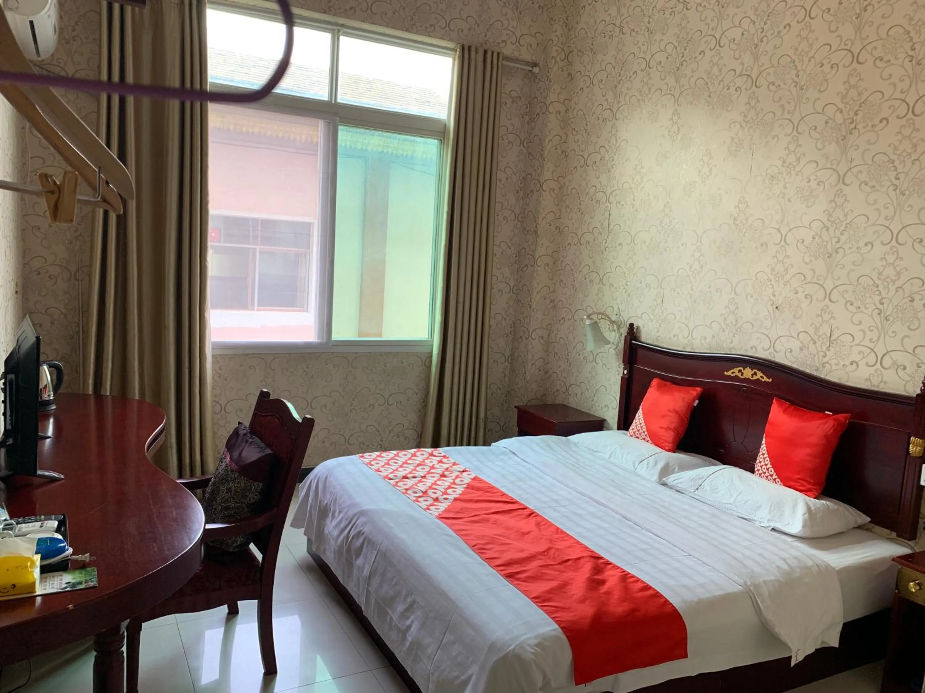 Bed in XiShuangBanNa International Aerial Garden South of Mekong River Business Hotel 傣江南商务酒店