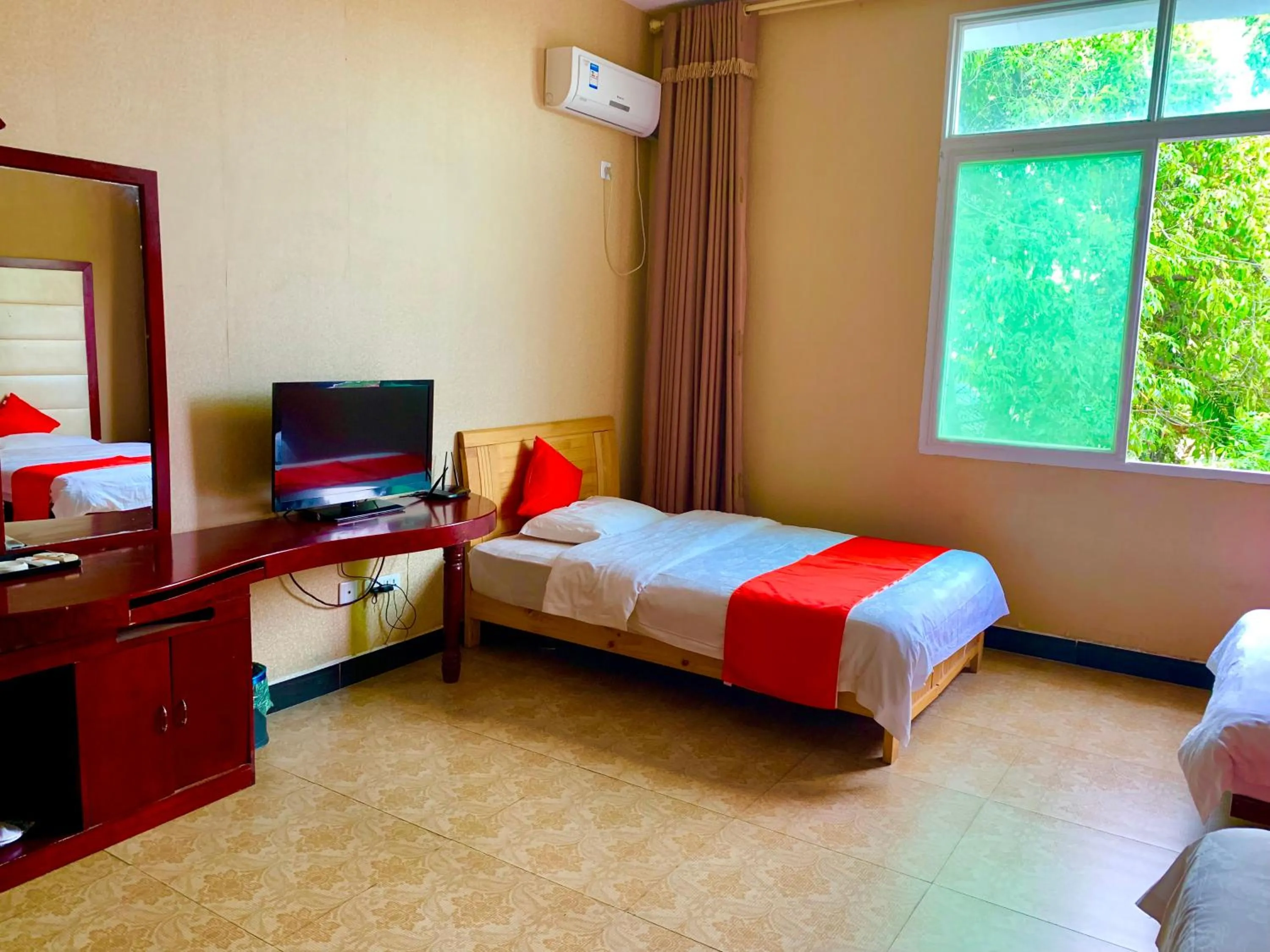 Communal lounge/ TV room, Bed in XiShuangBanNa International Aerial Garden South of Mekong River Business Hotel 傣江南商务酒店