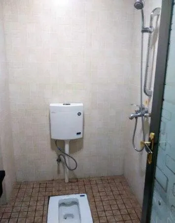 Shower in XiShuangBanNa International Aerial Garden South of Mekong River Business Hotel 傣江南商务酒店