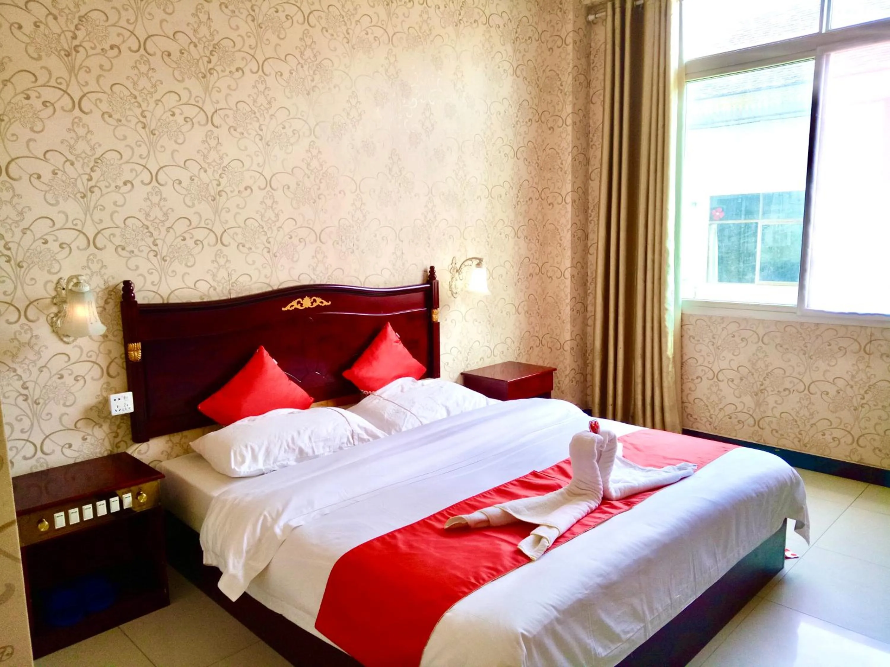 Bed in XiShuangBanNa International Aerial Garden South of Mekong River Business Hotel 傣江南商务酒店