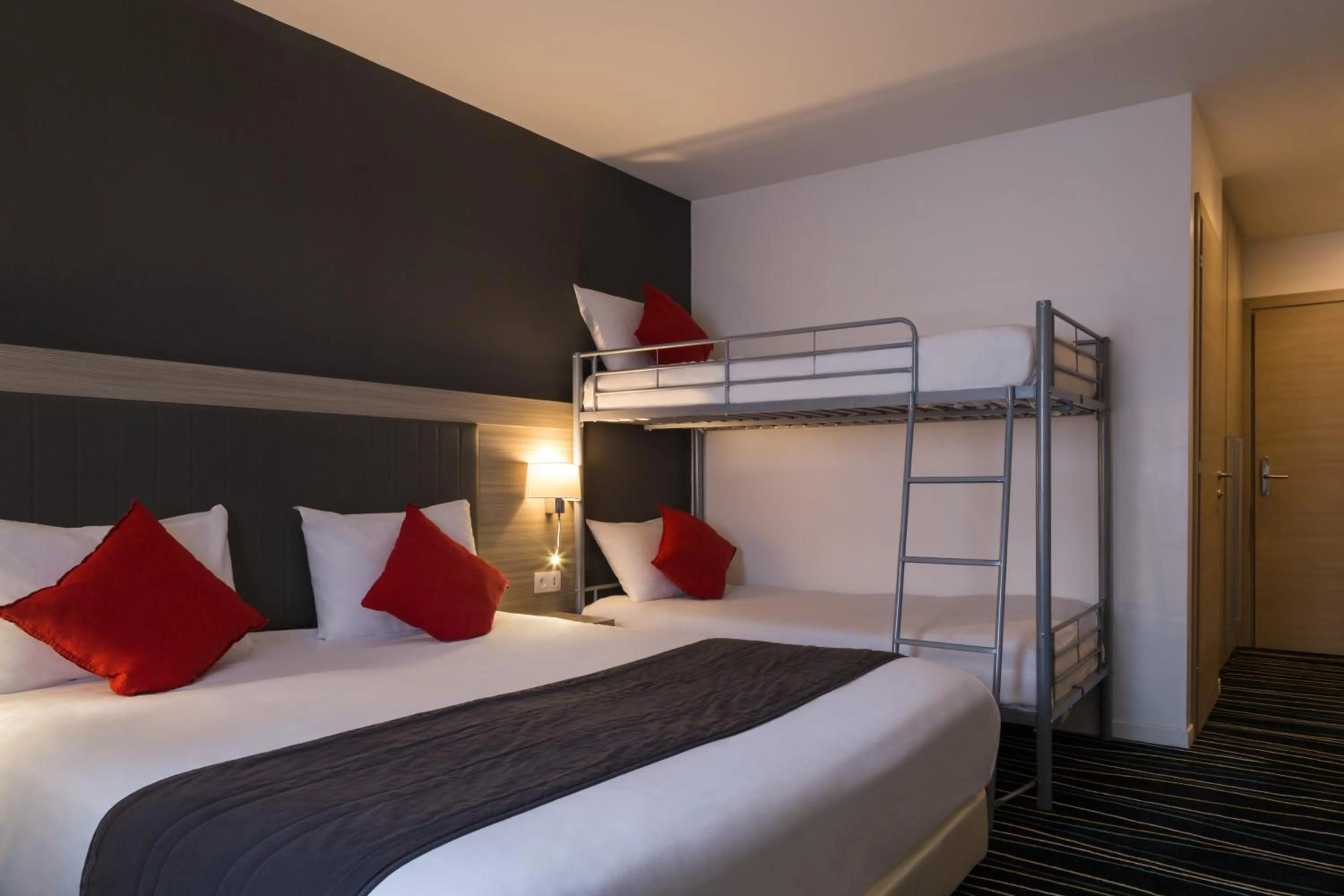 Bed in The Originals City, Marne-la-Vallée Est, Meaux ,GLASSY HOTEL