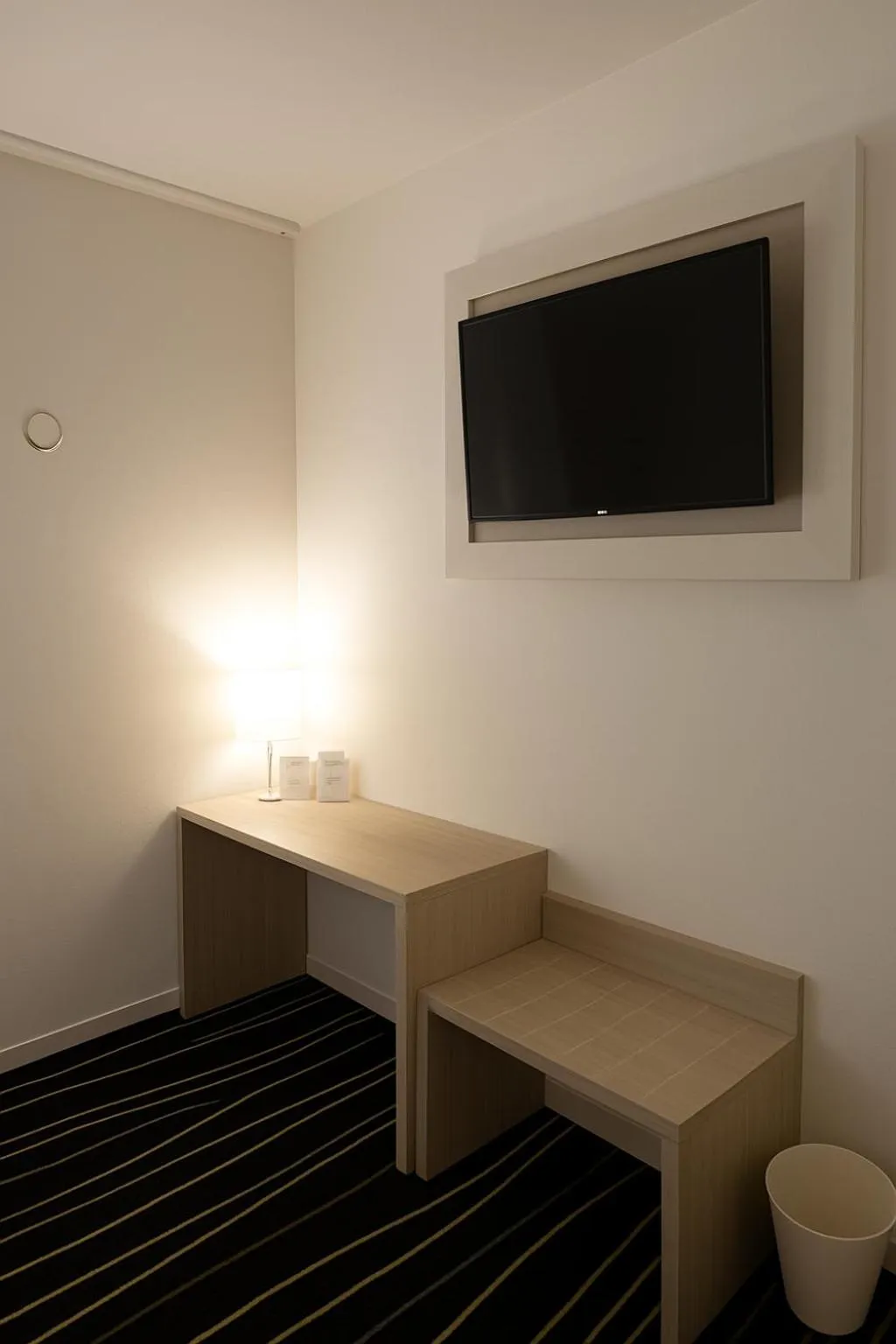 TV and multimedia in The Originals City, Marne-la-Vallée Est, Meaux ,GLASSY HOTEL