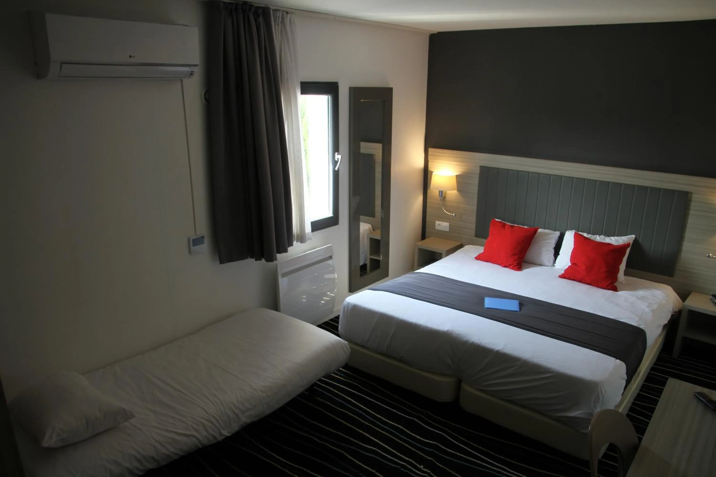 Bed in The Originals City, Marne-la-Vallée Est, Meaux ,GLASSY HOTEL