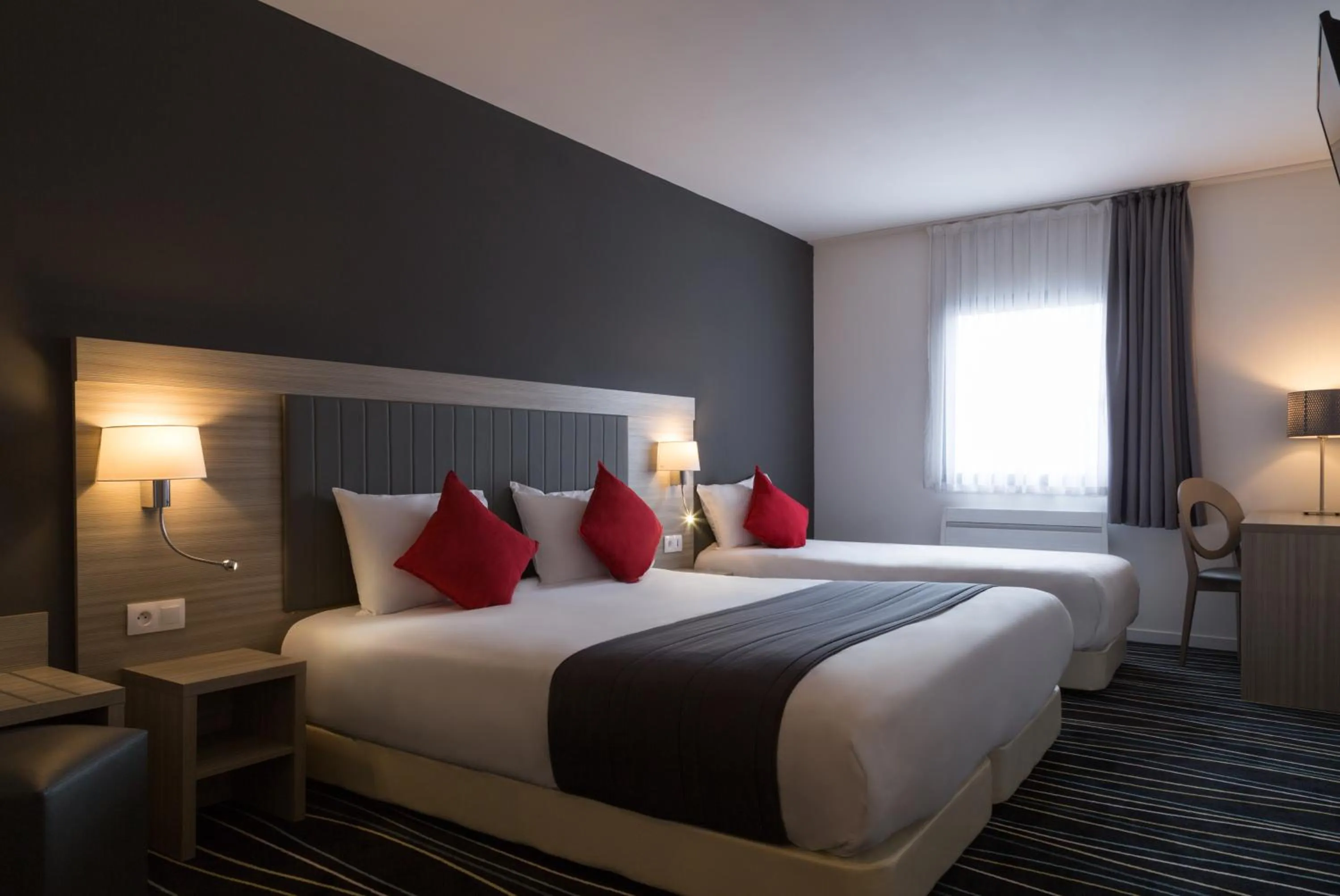 Bed in The Originals City, Marne-la-Vallée Est, Meaux ,GLASSY HOTEL