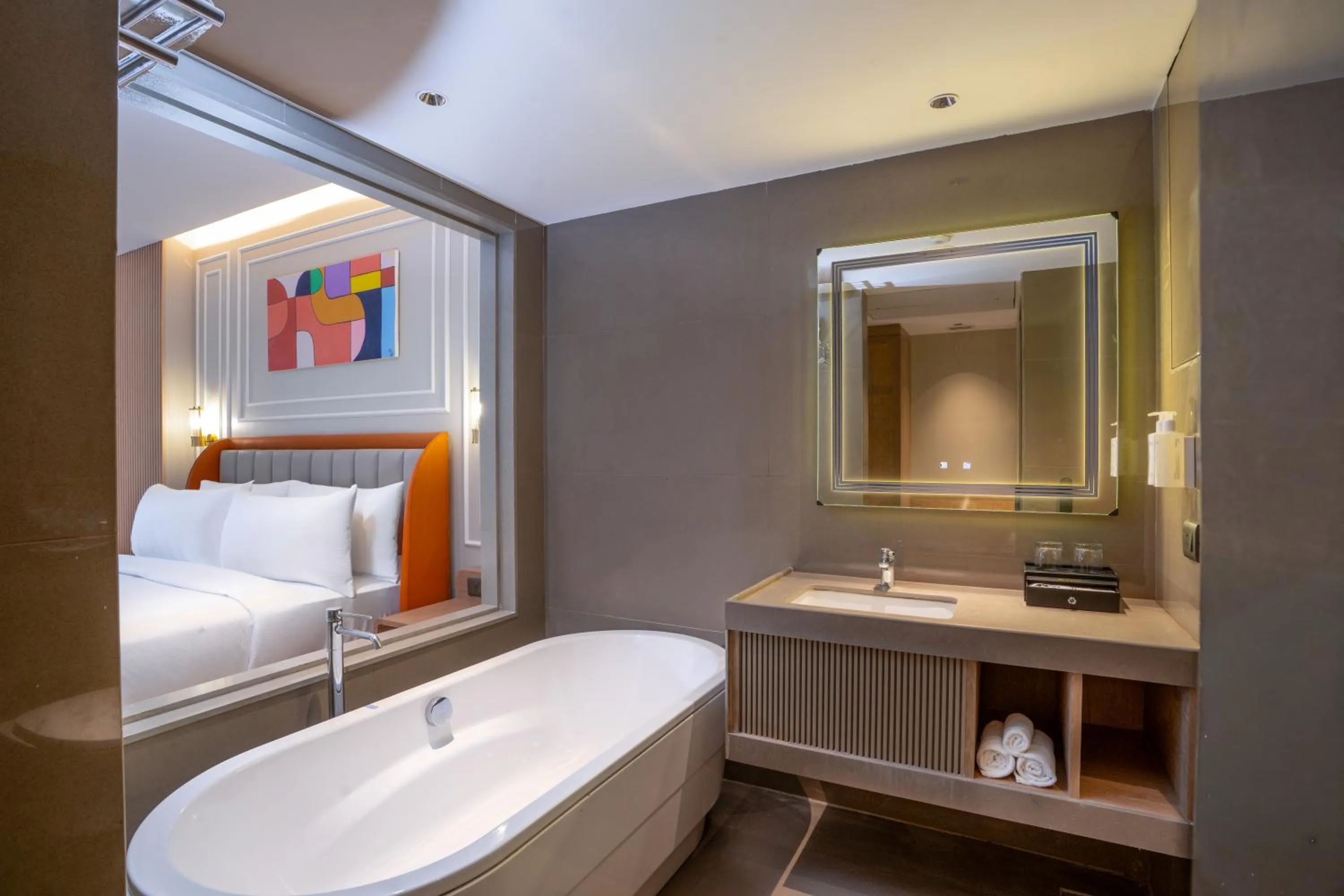 Bathroom, Bed in Hilton Garden Inn Bengaluru Whitefield