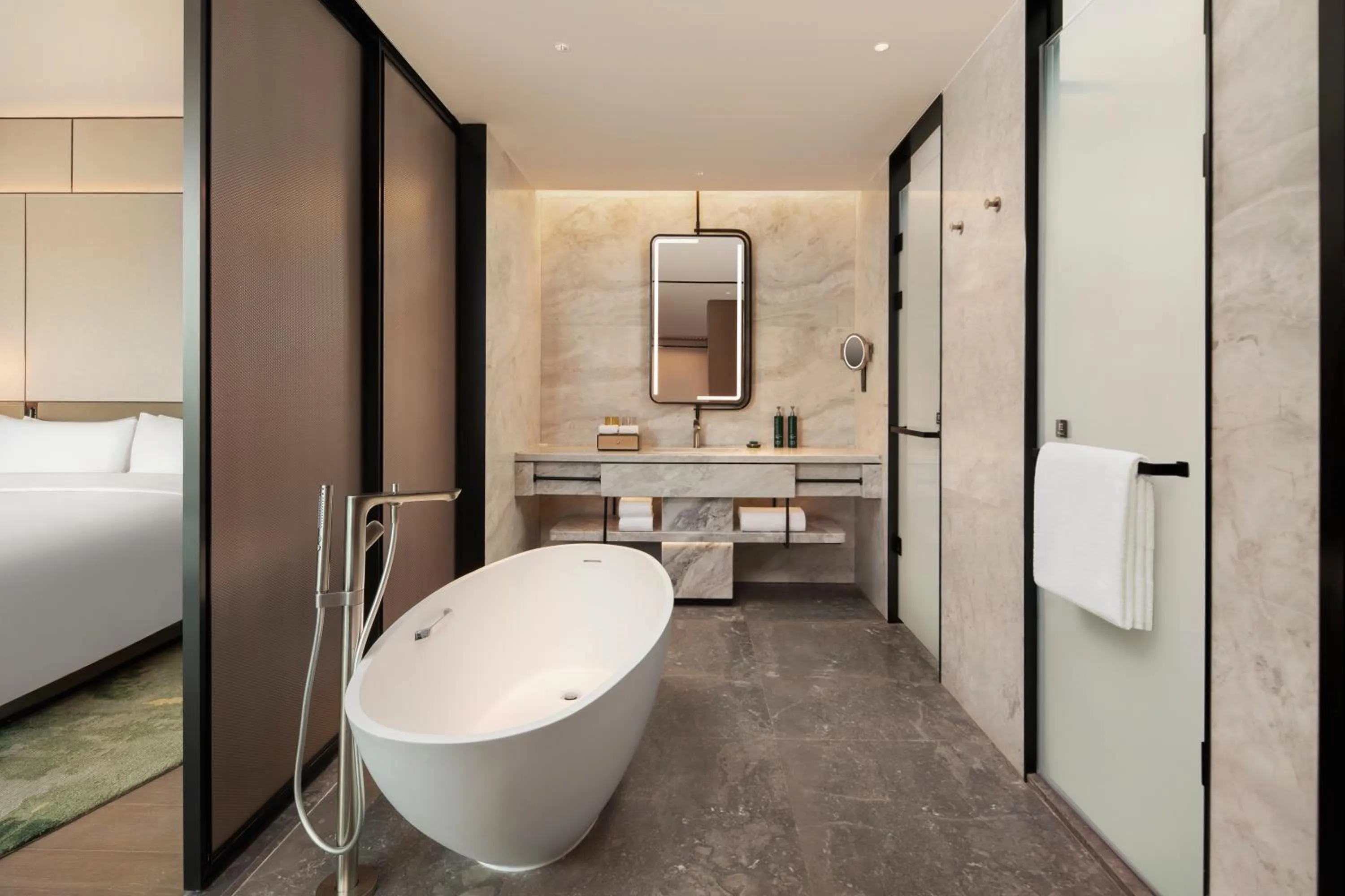 Bathroom, Bed in Doubletree By Hilton Zhengzhou Airport Aerotropolis