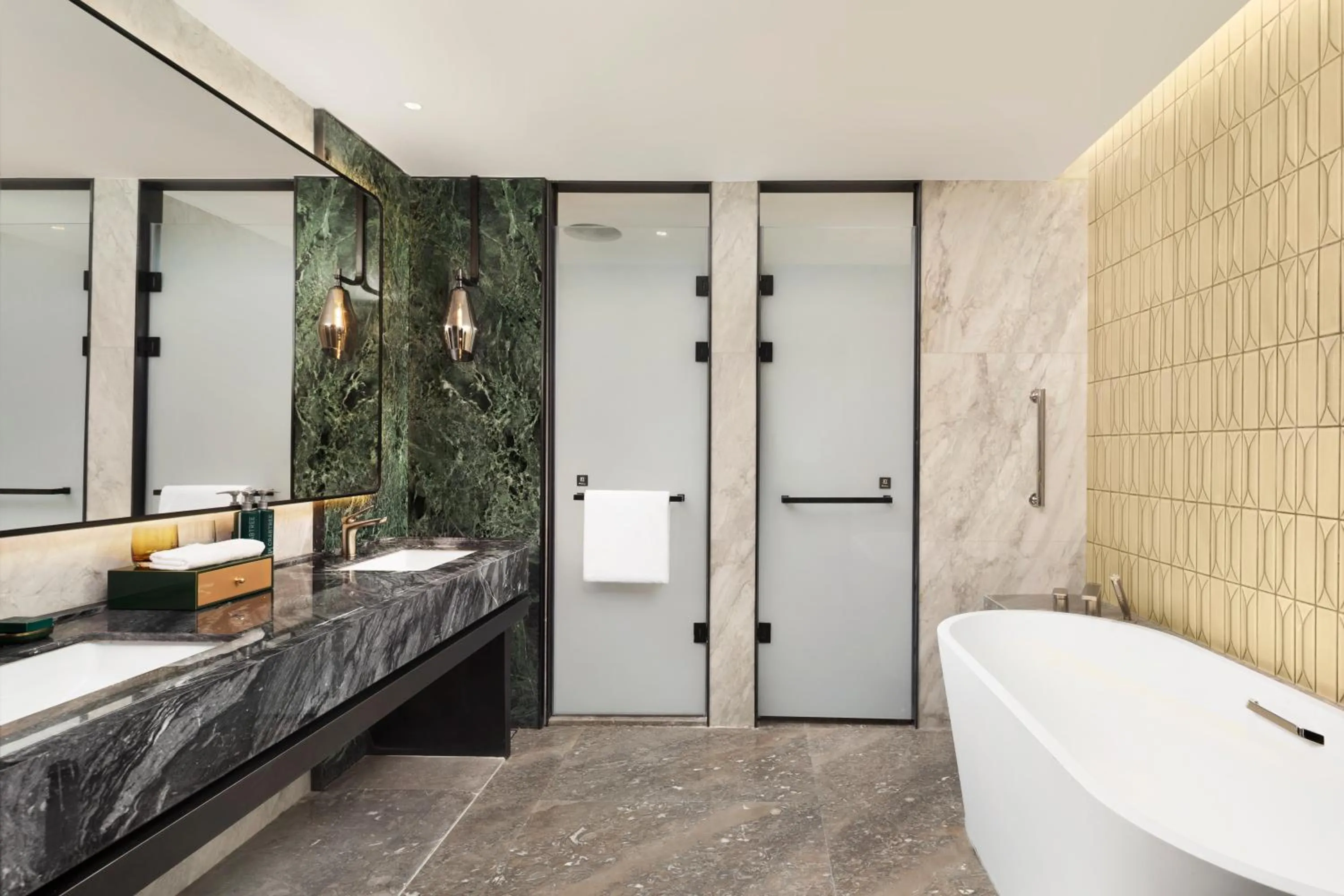 Bathroom in Doubletree By Hilton Zhengzhou Airport Aerotropolis