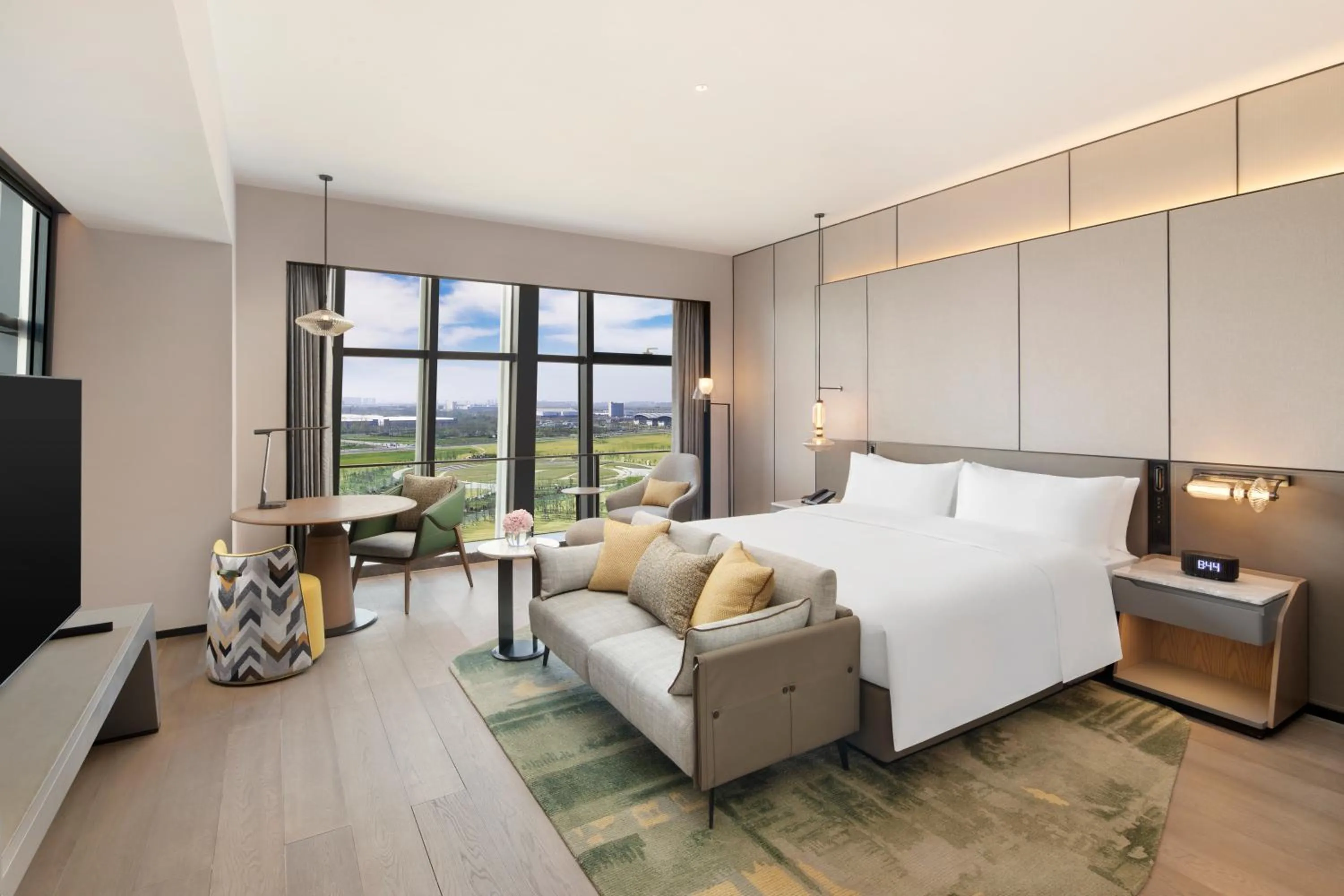 Bed in Doubletree By Hilton Zhengzhou Airport Aerotropolis