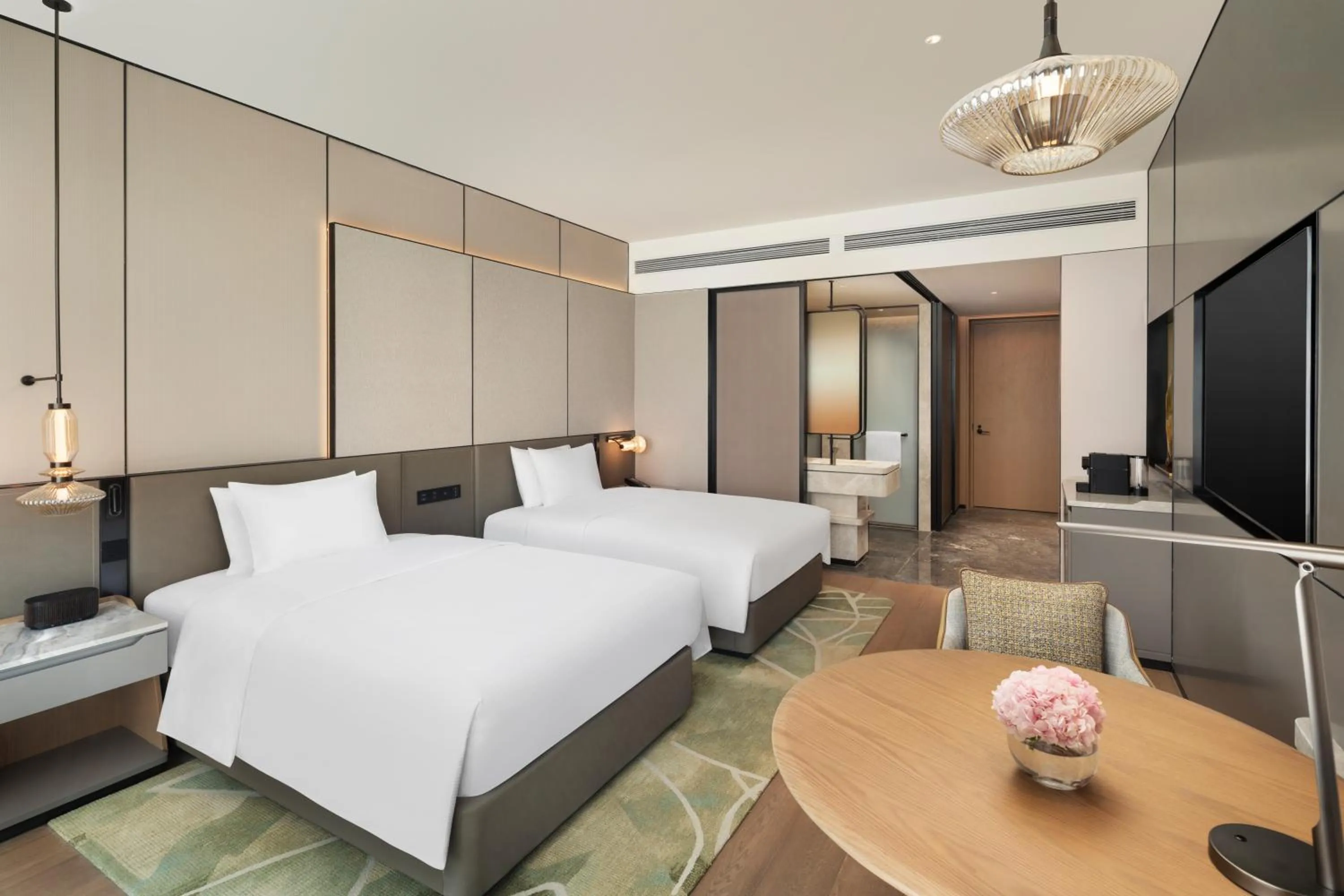 Bed in Doubletree By Hilton Zhengzhou Airport Aerotropolis