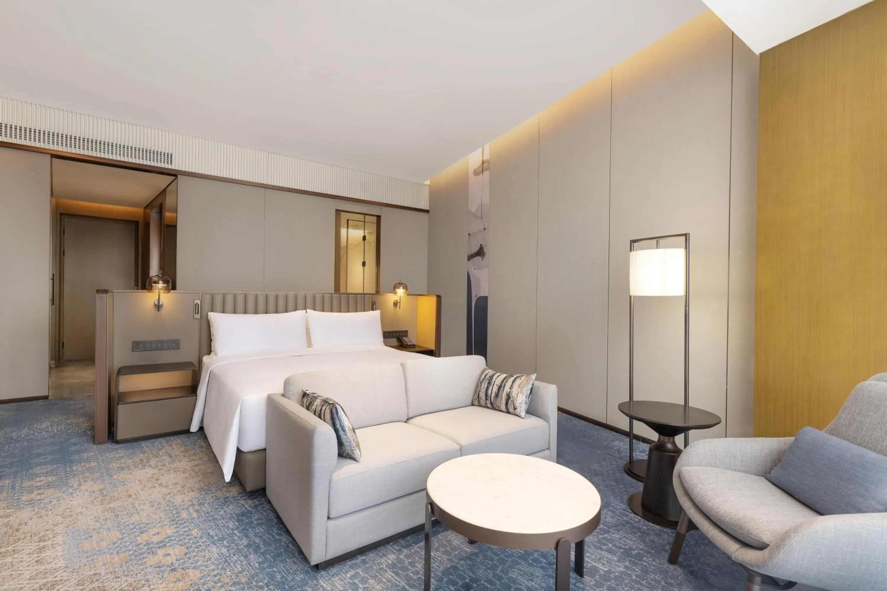 Living room, Bed in Hilton Shaoxing Hotel And Residences