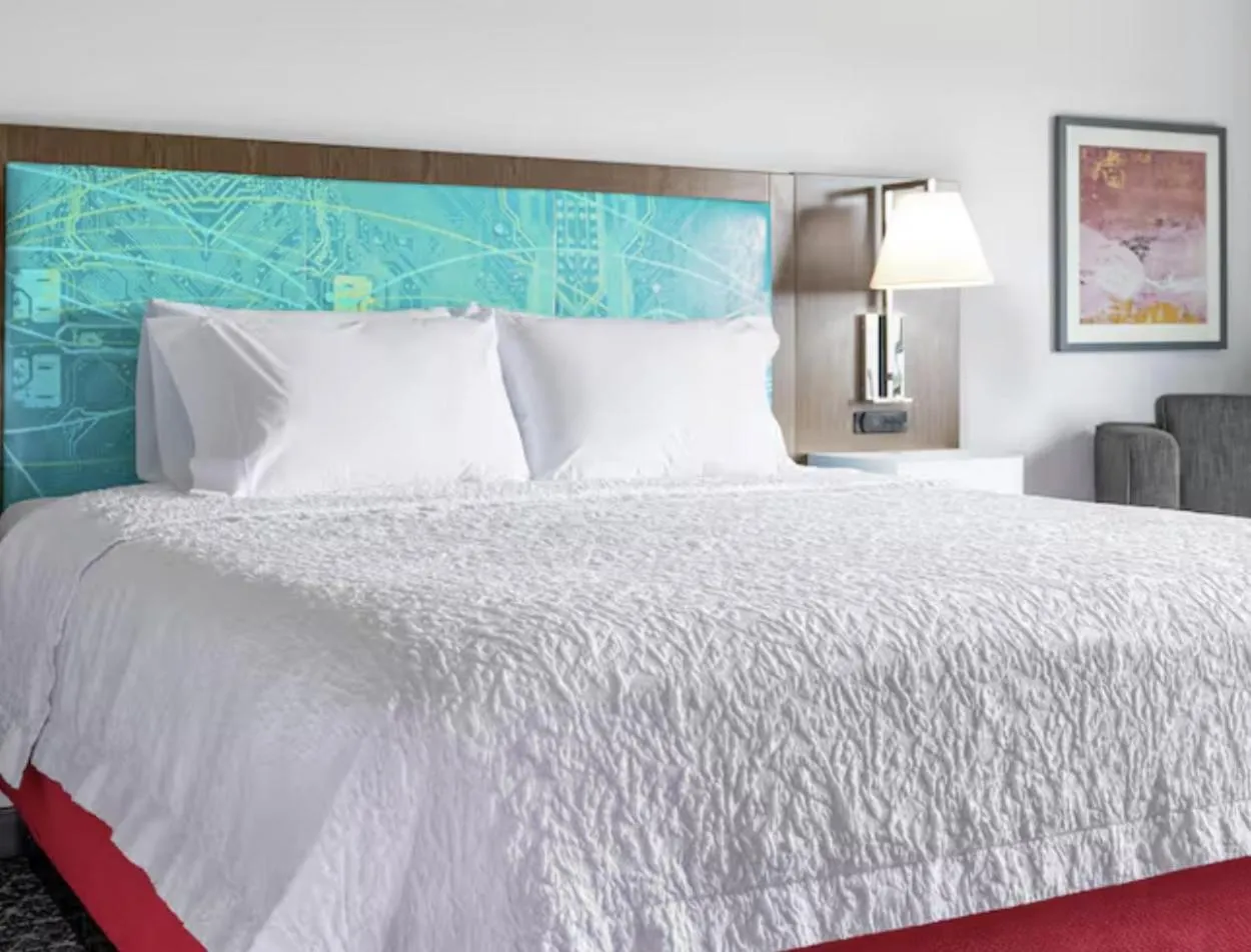 Bed in Hampton Inn & Suites Cadillac