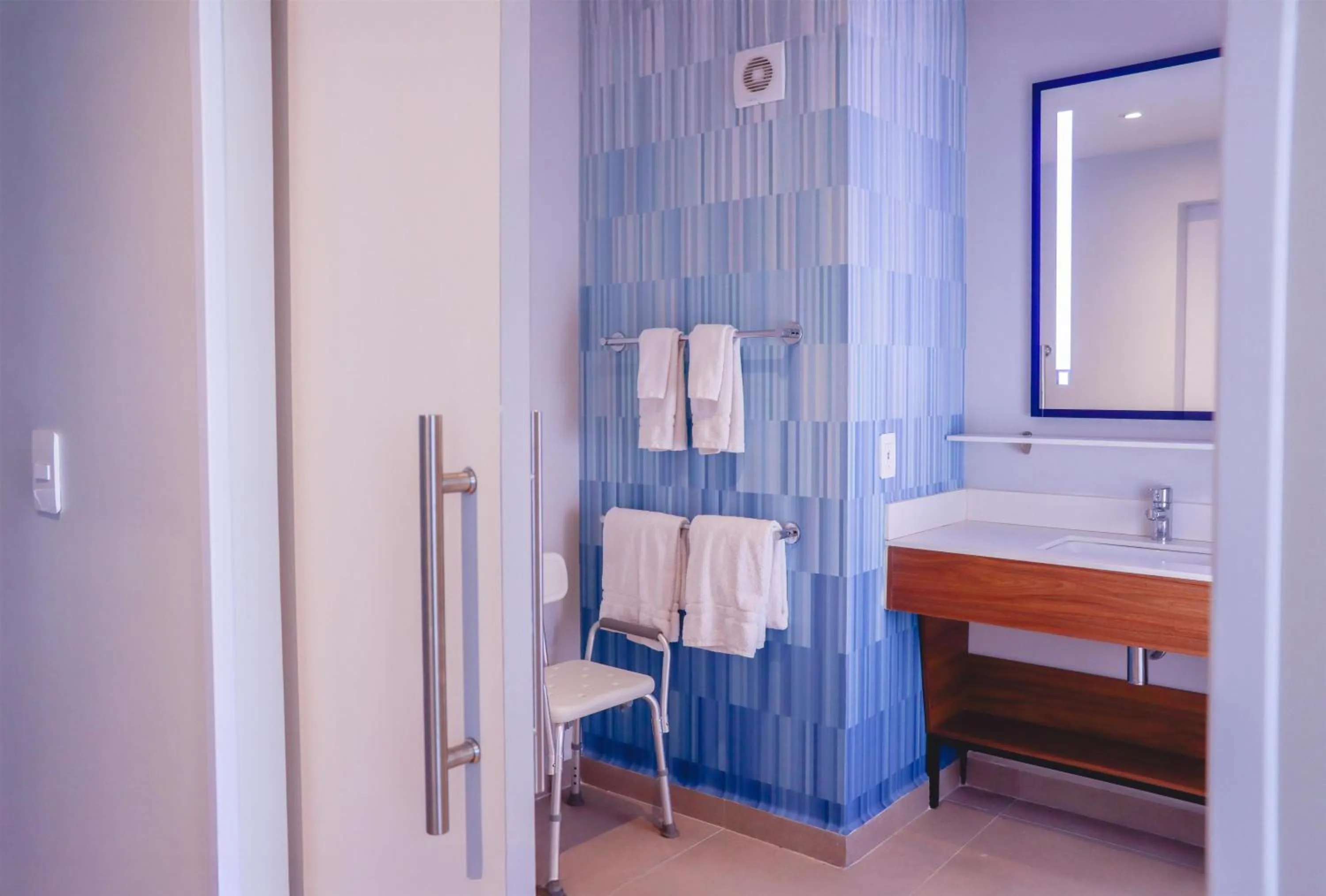 Bathroom, Bed in Tru By Hilton Puebla Angelopolis