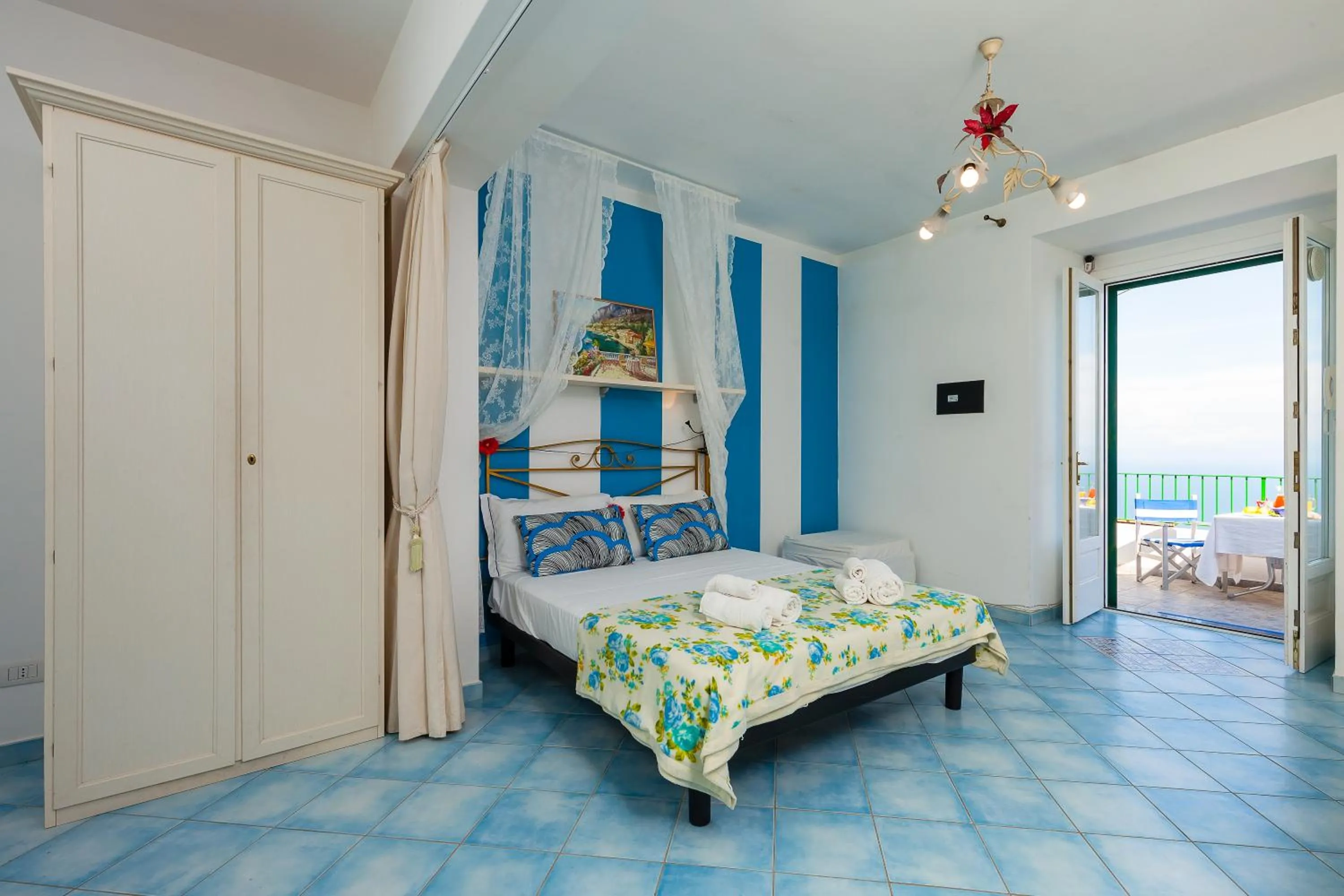 Photo of the whole room, Bed in Residenza Gennaro