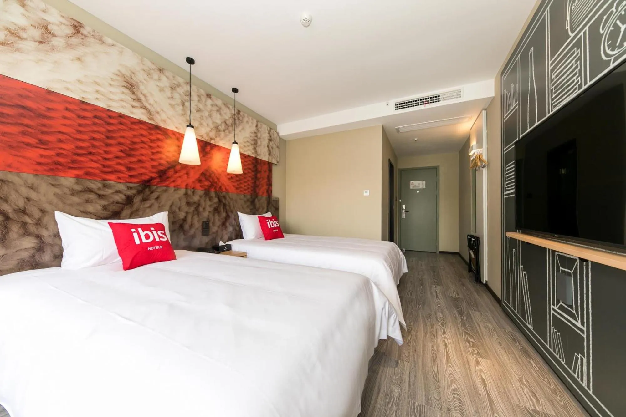 Photo of the whole room, Bed in Ibis Shanghai Caohejing Hongcao Road