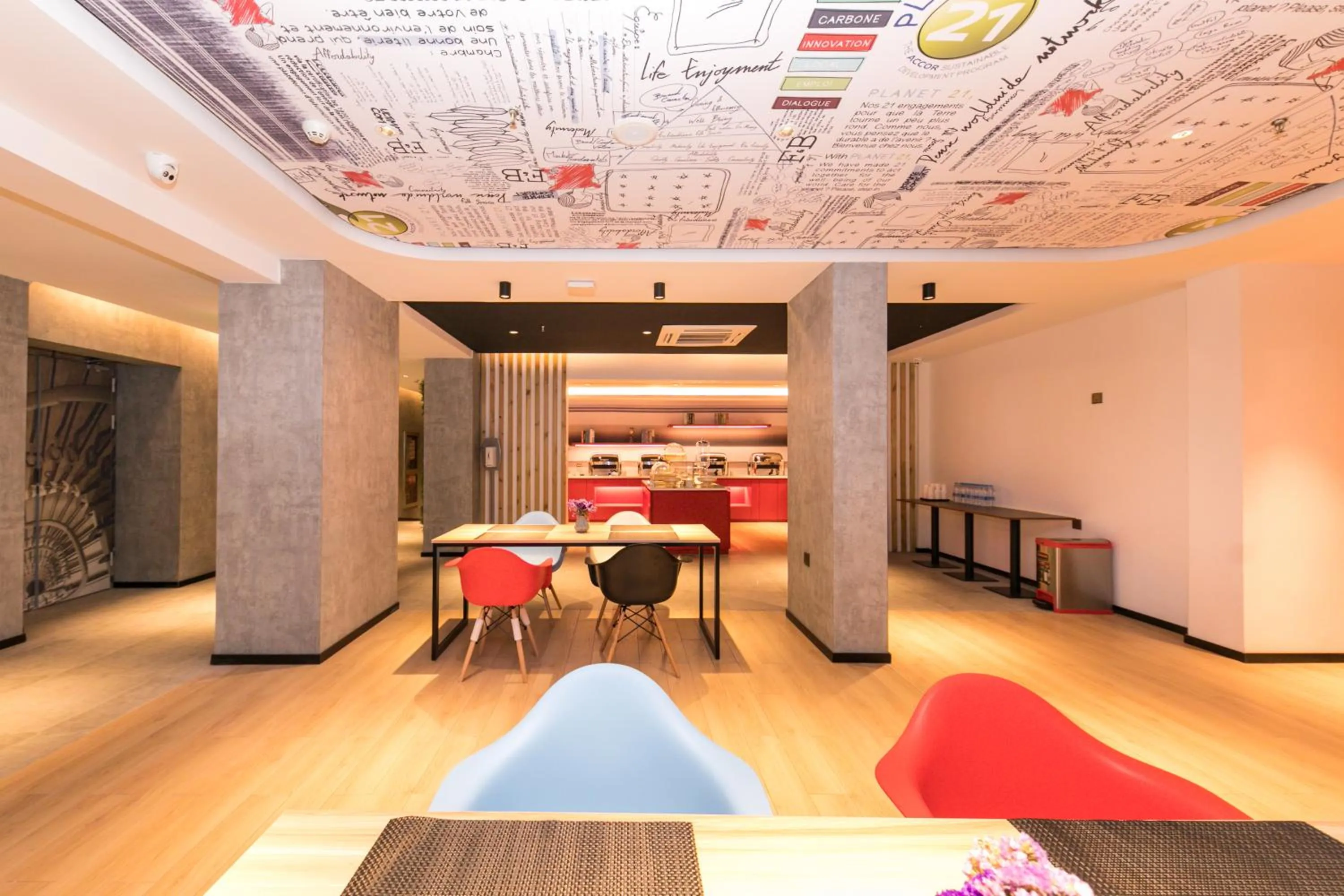 Restaurant/places to eat, Bed in Ibis Shanghai Caohejing Hongcao Road